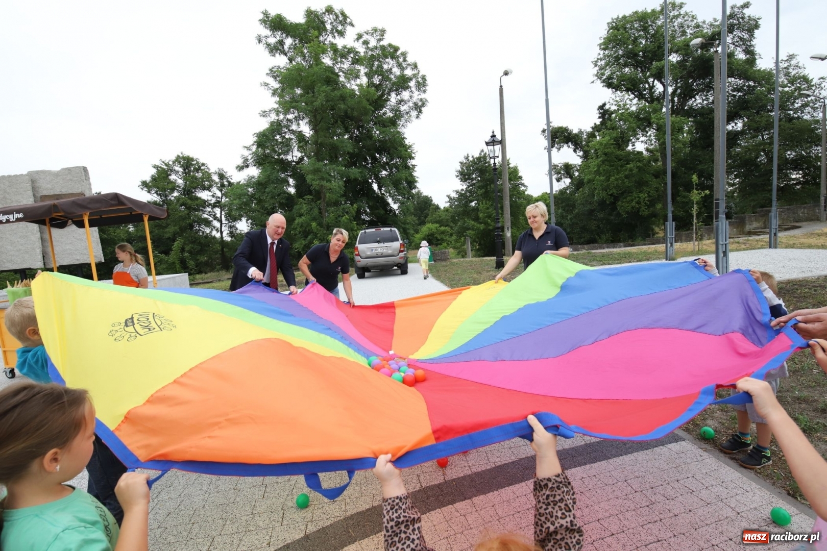 Zdjęcie w galerii na portalu naszraciborz.pl: Bezpieczne wakacje z rodziną. Wicewojewoda w Kuźni Raciborskiej [FOTO] wiadomości z regionu