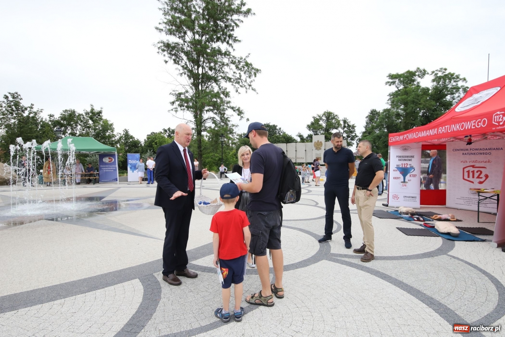 Zdjęcie w galerii na portalu naszraciborz.pl: Bezpieczne wakacje z rodziną. Wicewojewoda w Kuźni Raciborskiej [FOTO] wiadomości z regionu