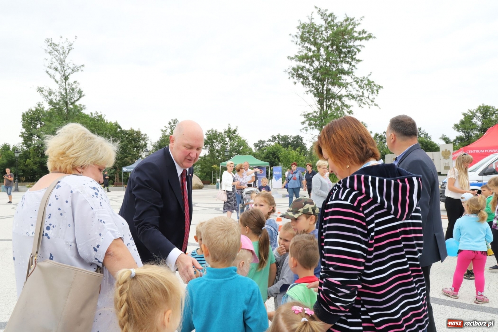 Zdjęcie w galerii na portalu naszraciborz.pl: Bezpieczne wakacje z rodziną. Wicewojewoda w Kuźni Raciborskiej [FOTO] wiadomości z regionu