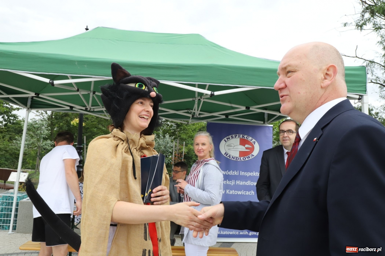 Zdjęcie w galerii na portalu naszraciborz.pl: Bezpieczne wakacje z rodziną. Wicewojewoda w Kuźni Raciborskiej [FOTO] wiadomości z regionu
