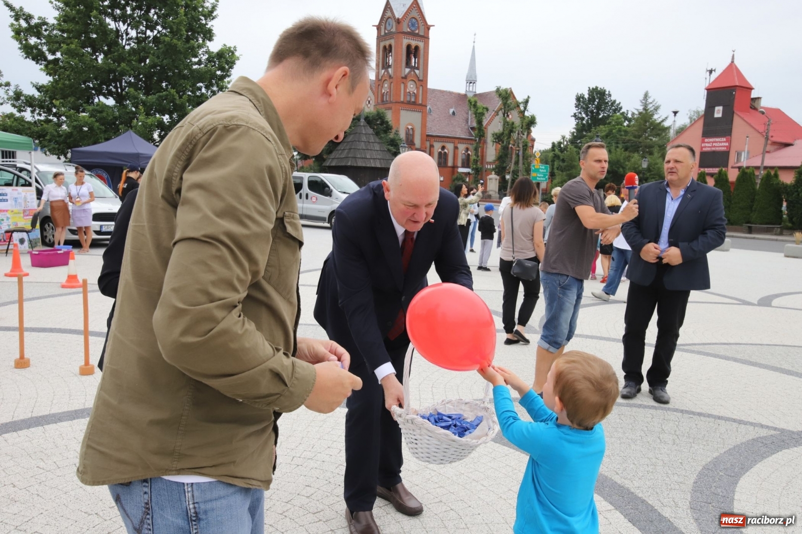 Zdjęcie w galerii na portalu naszraciborz.pl: Bezpieczne wakacje z rodziną. Wicewojewoda w Kuźni Raciborskiej [FOTO] wiadomości z regionu