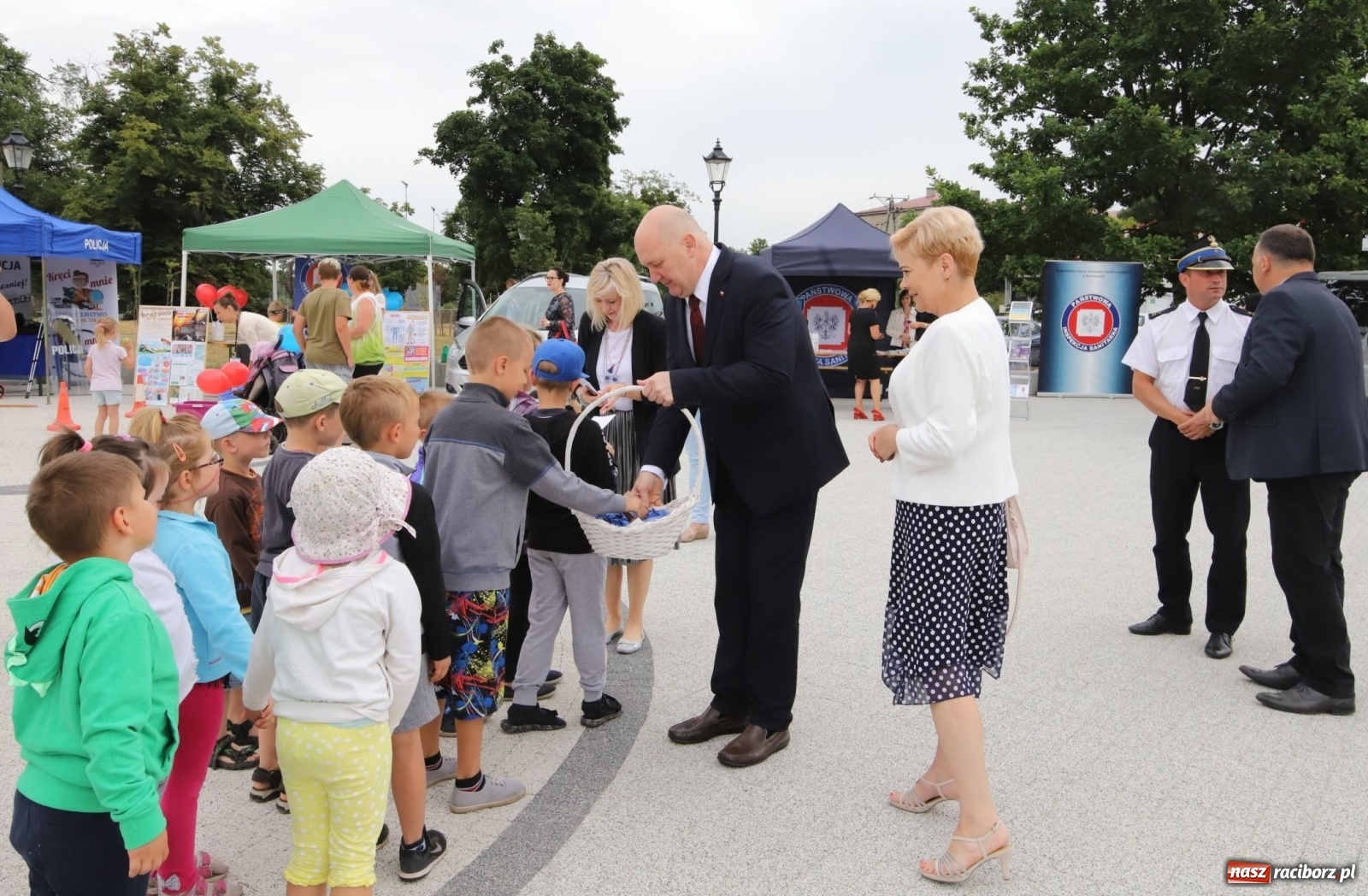 Zdjęcie w galerii na portalu naszraciborz.pl: Bezpieczne wakacje z rodziną. Wicewojewoda w Kuźni Raciborskiej [FOTO] wiadomości z regionu