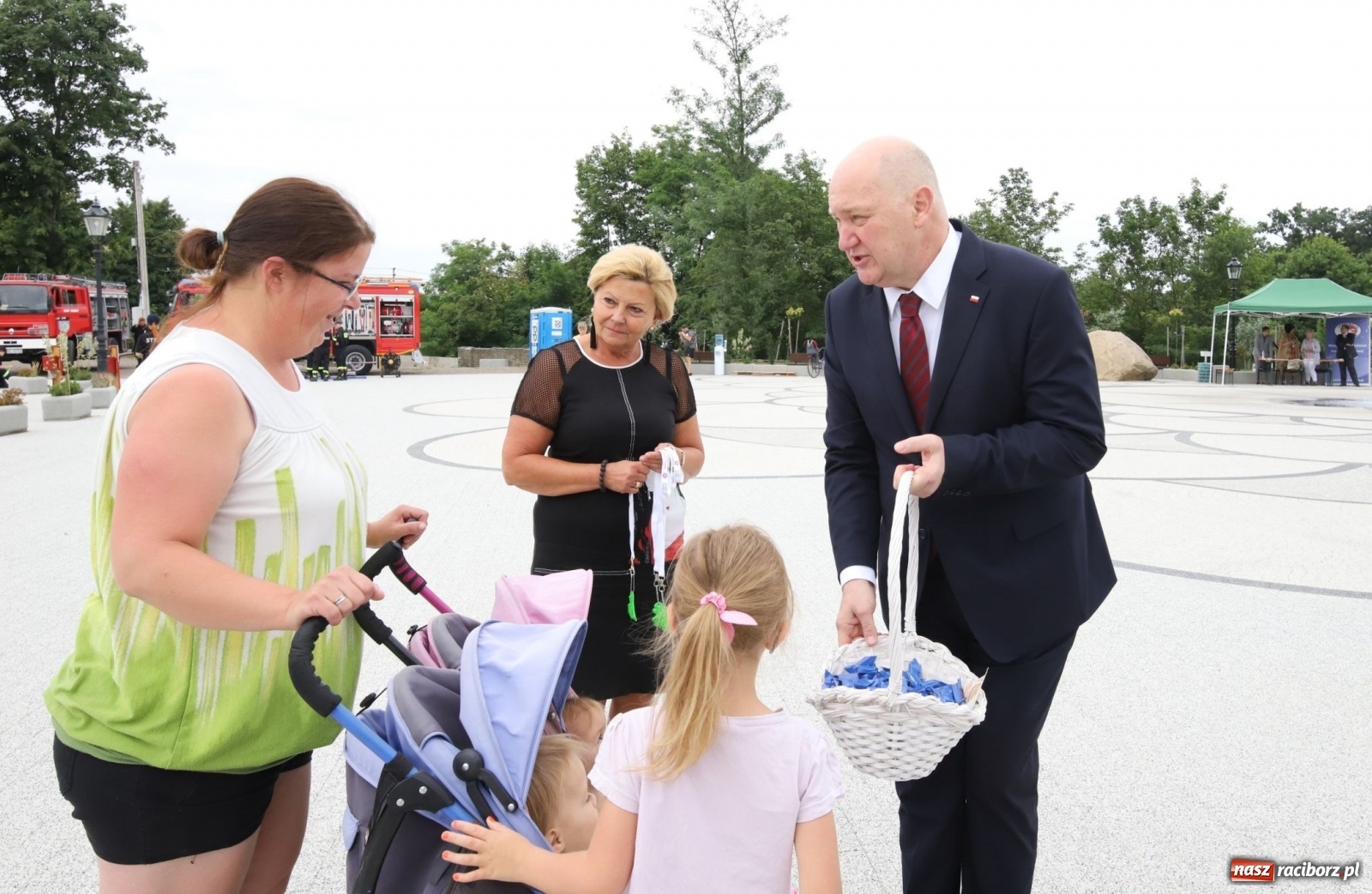 Zdjęcie w galerii na portalu naszraciborz.pl: Bezpieczne wakacje z rodziną. Wicewojewoda w Kuźni Raciborskiej [FOTO] wiadomości z regionu