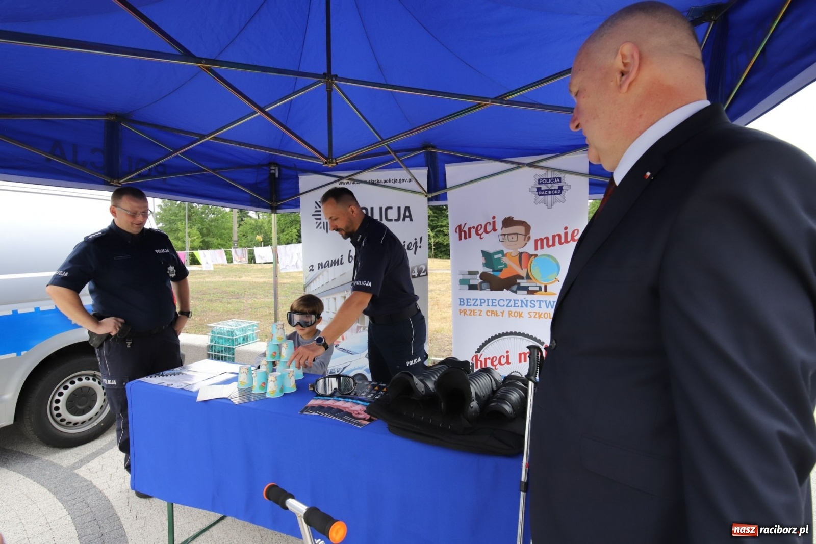 Zdjęcie w galerii na portalu naszraciborz.pl: Bezpieczne wakacje z rodziną. Wicewojewoda w Kuźni Raciborskiej [FOTO] wiadomości z regionu