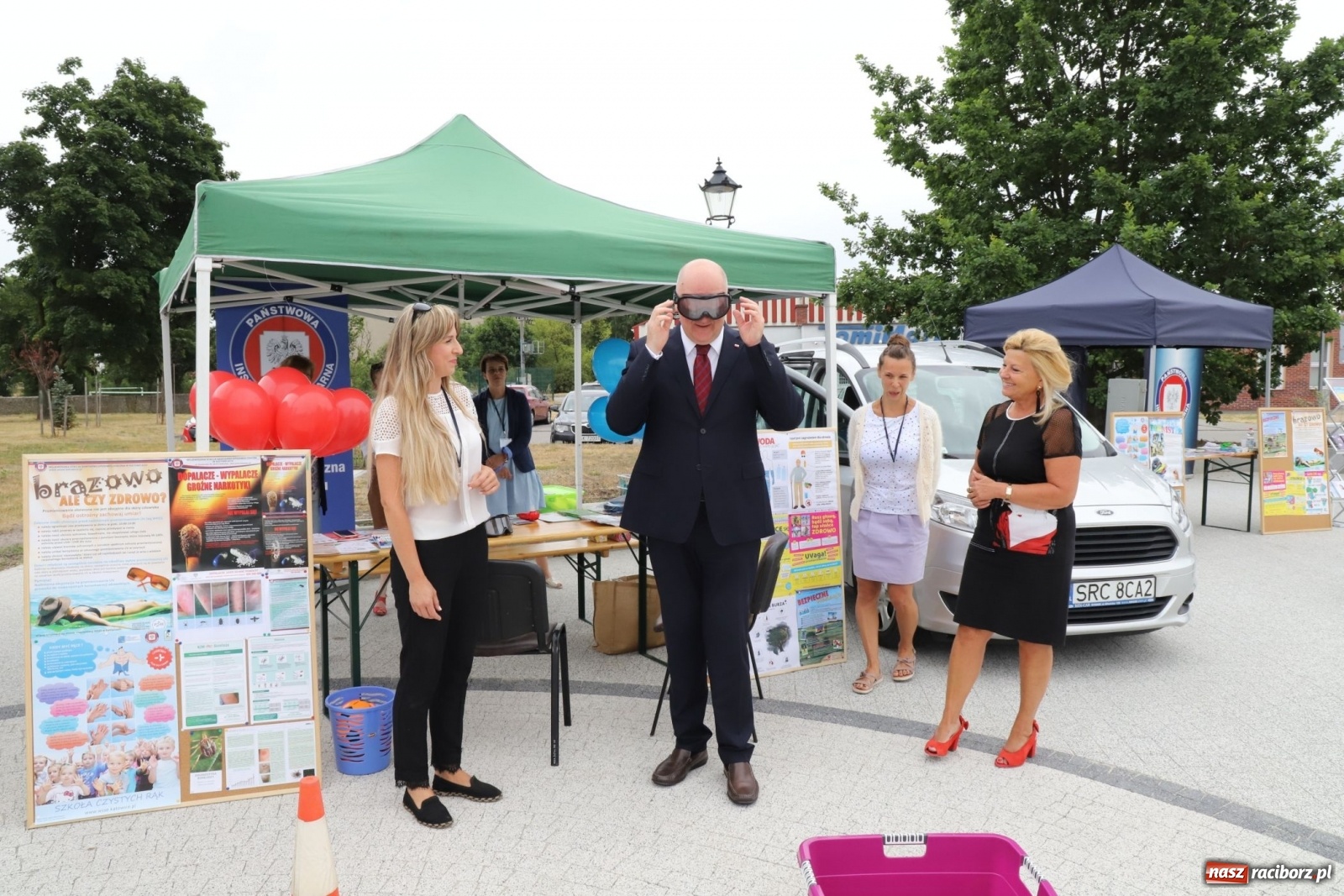Zdjęcie w galerii na portalu naszraciborz.pl: Bezpieczne wakacje z rodziną. Wicewojewoda w Kuźni Raciborskiej [FOTO] wiadomości z regionu