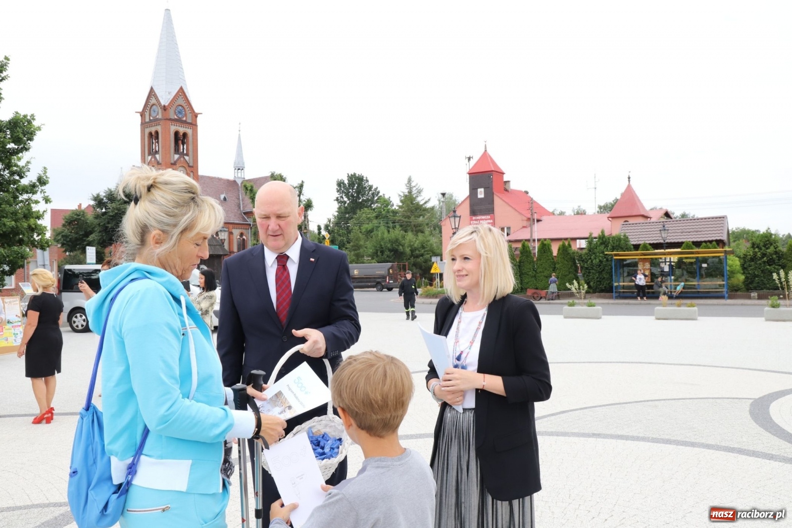 Zdjęcie w galerii na portalu naszraciborz.pl: Bezpieczne wakacje z rodziną. Wicewojewoda w Kuźni Raciborskiej [FOTO] wiadomości z regionu