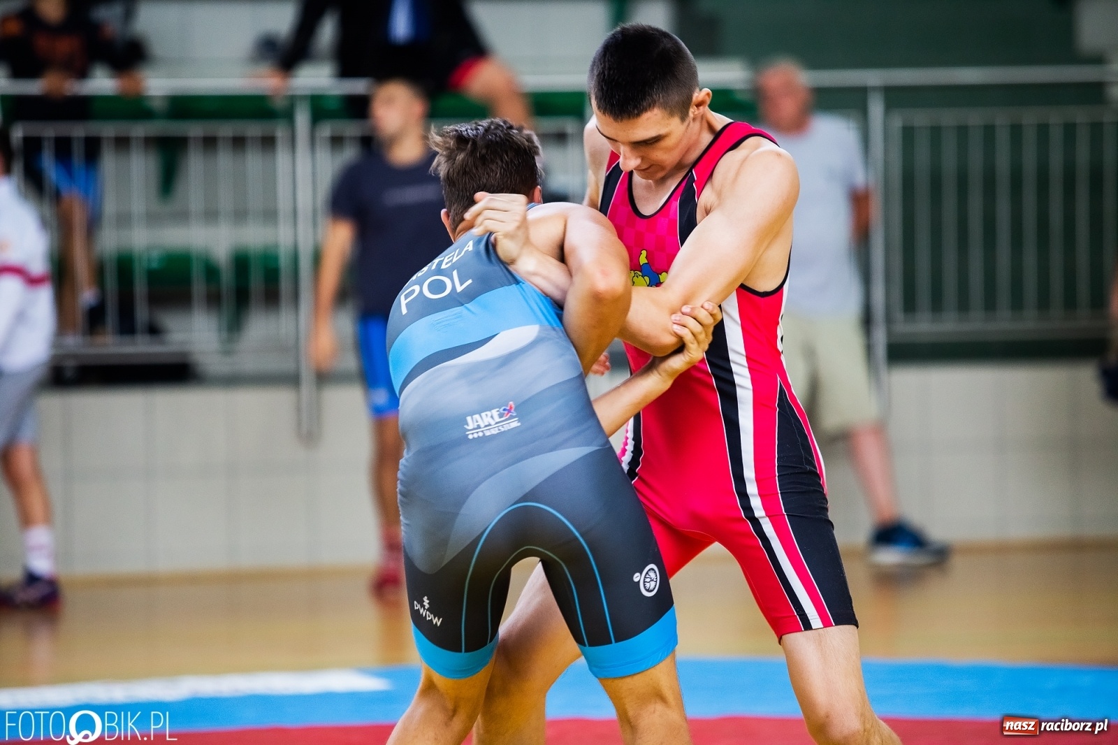 Zdjęcie w galerii na portalu naszraciborz.pl: W Arenie Rafako trwają Mistrzostwa Polski w zapasach wiadomości z regionu