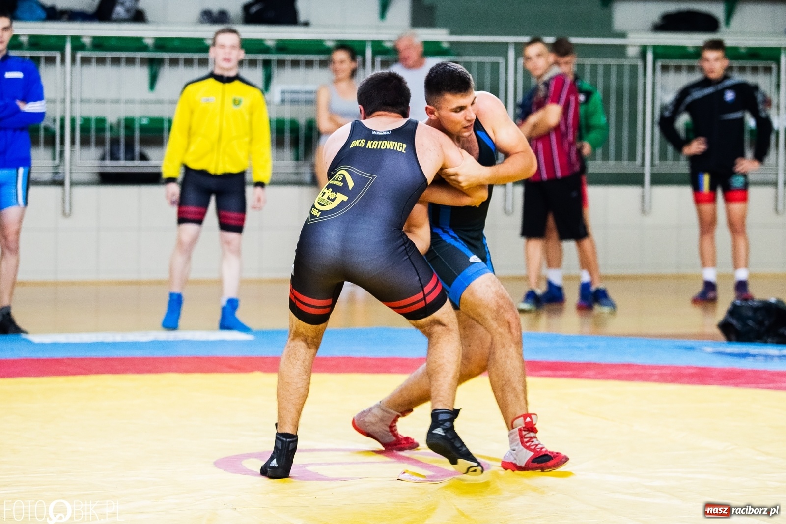Zdjęcie w galerii na portalu naszraciborz.pl: W Arenie Rafako trwają Mistrzostwa Polski w zapasach wiadomości z regionu