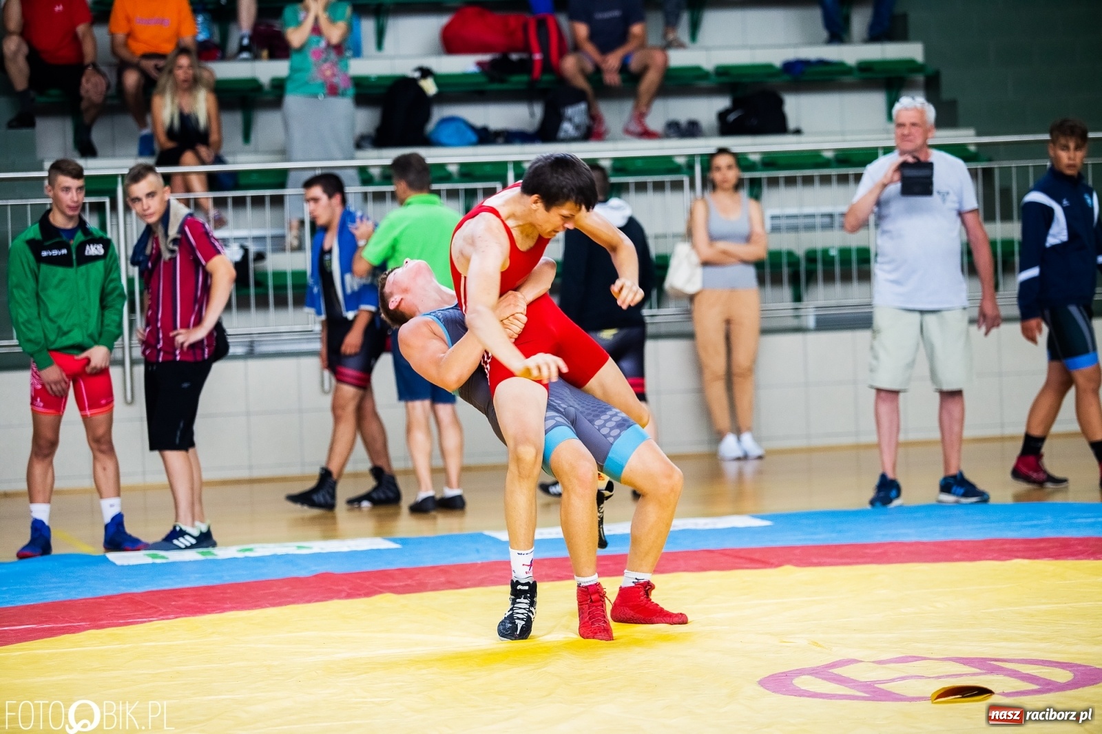 Zdjęcie w galerii na portalu naszraciborz.pl: W Arenie Rafako trwają Mistrzostwa Polski w zapasach wiadomości z regionu