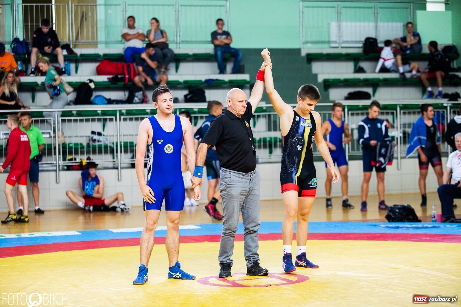 Zdjęcie w galerii na portalu naszraciborz.pl: W Arenie Rafako trwają Mistrzostwa Polski w zapasach wiadomości z regionu