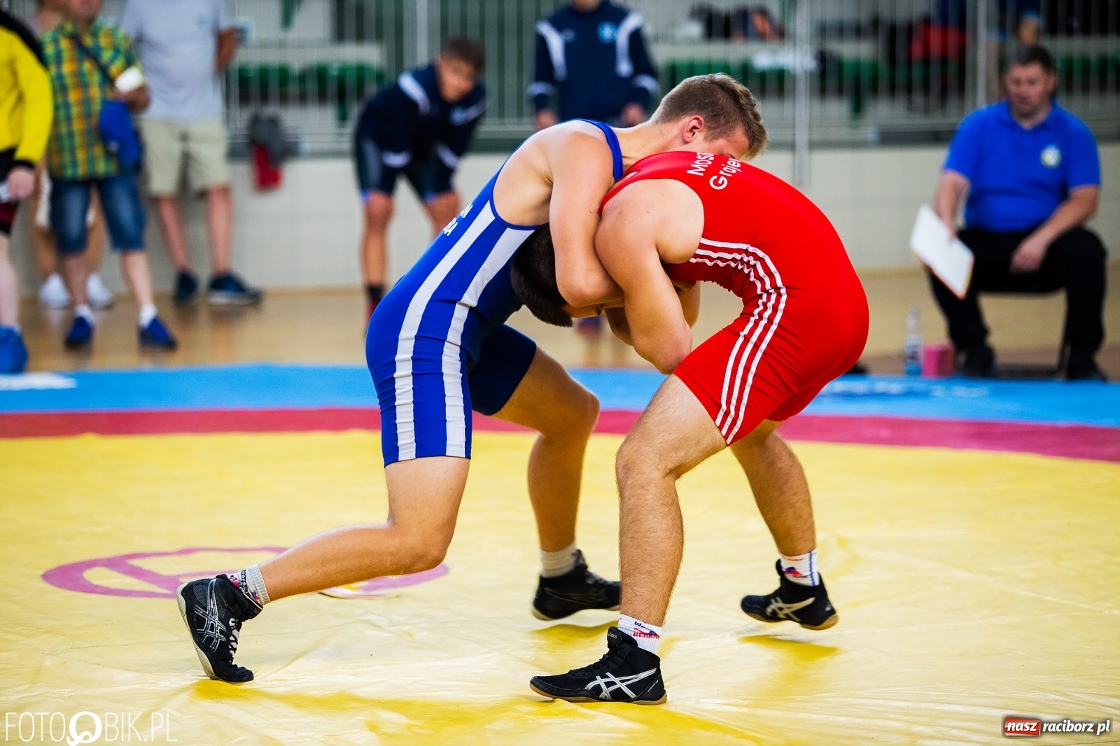 Zdjęcie w galerii na portalu naszraciborz.pl: W Arenie Rafako trwają Mistrzostwa Polski w zapasach wiadomości z regionu