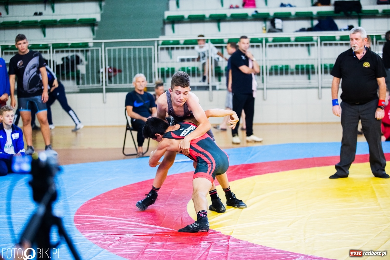Zdjęcie w galerii na portalu naszraciborz.pl: W Arenie Rafako trwają Mistrzostwa Polski w zapasach wiadomości z regionu