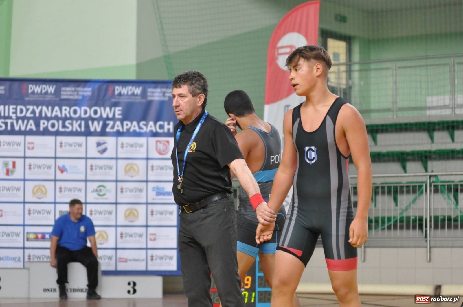 Zdjęcie w galerii na portalu naszraciborz.pl: W Arenie Rafako trwają Mistrzostwa Polski w zapasach wiadomości z regionu