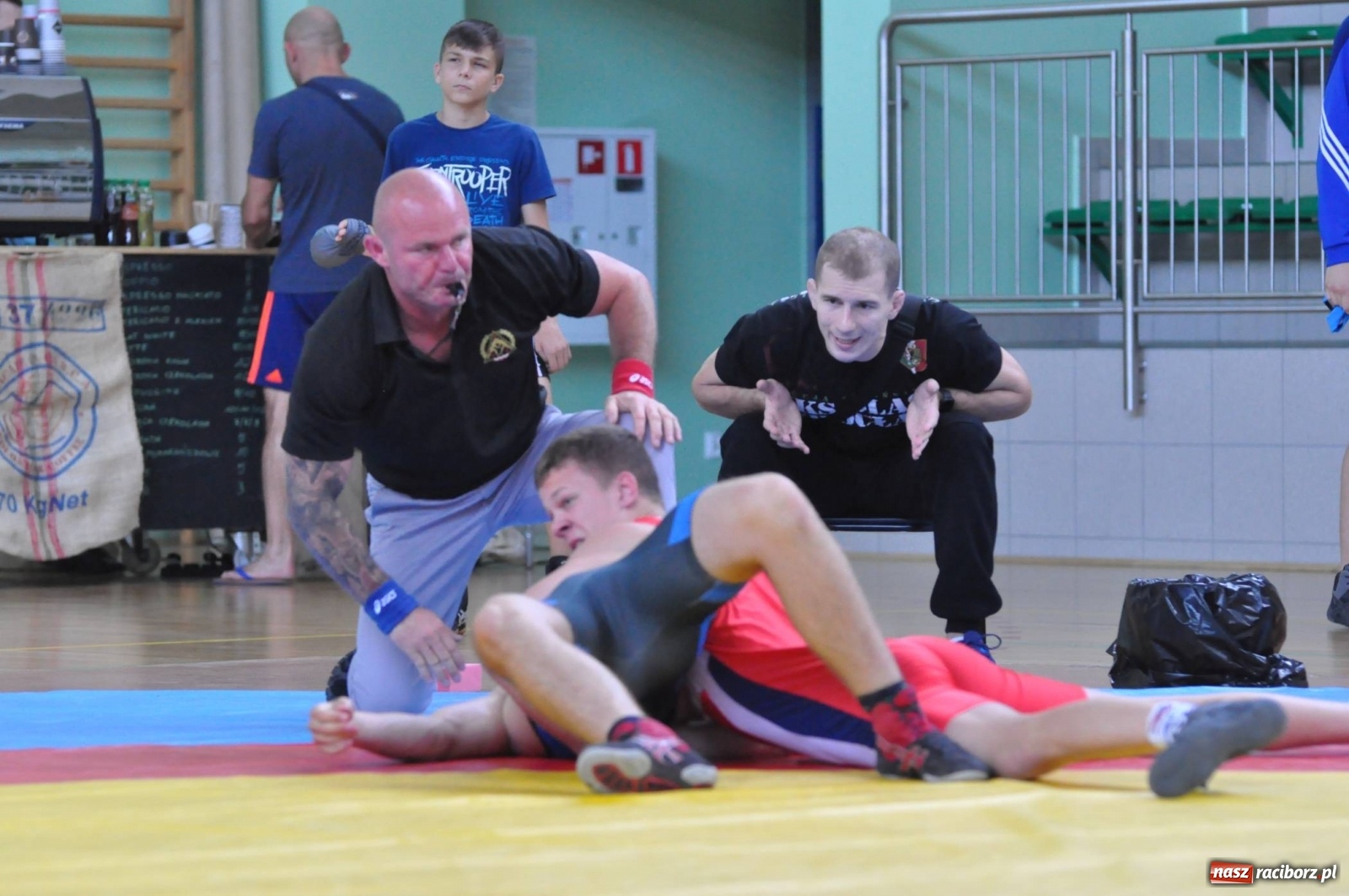 Zdjęcie w galerii na portalu naszraciborz.pl: W Arenie Rafako trwają Mistrzostwa Polski w zapasach wiadomości z regionu