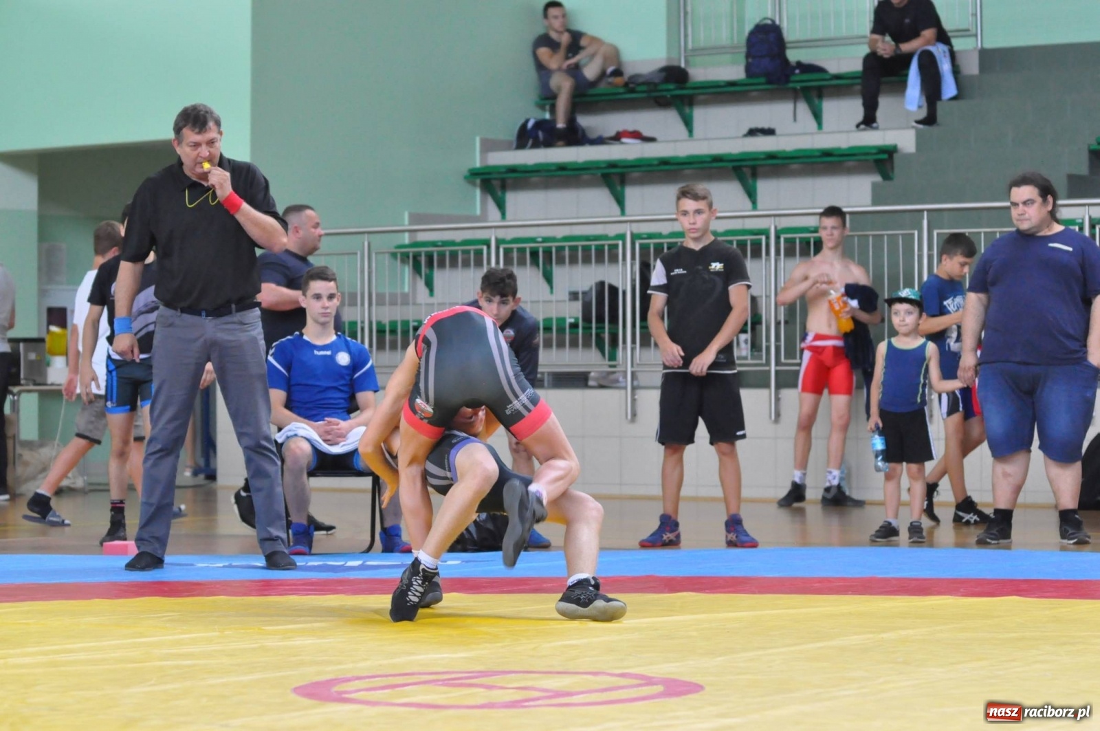 Zdjęcie w galerii na portalu naszraciborz.pl: W Arenie Rafako trwają Mistrzostwa Polski w zapasach wiadomości z regionu
