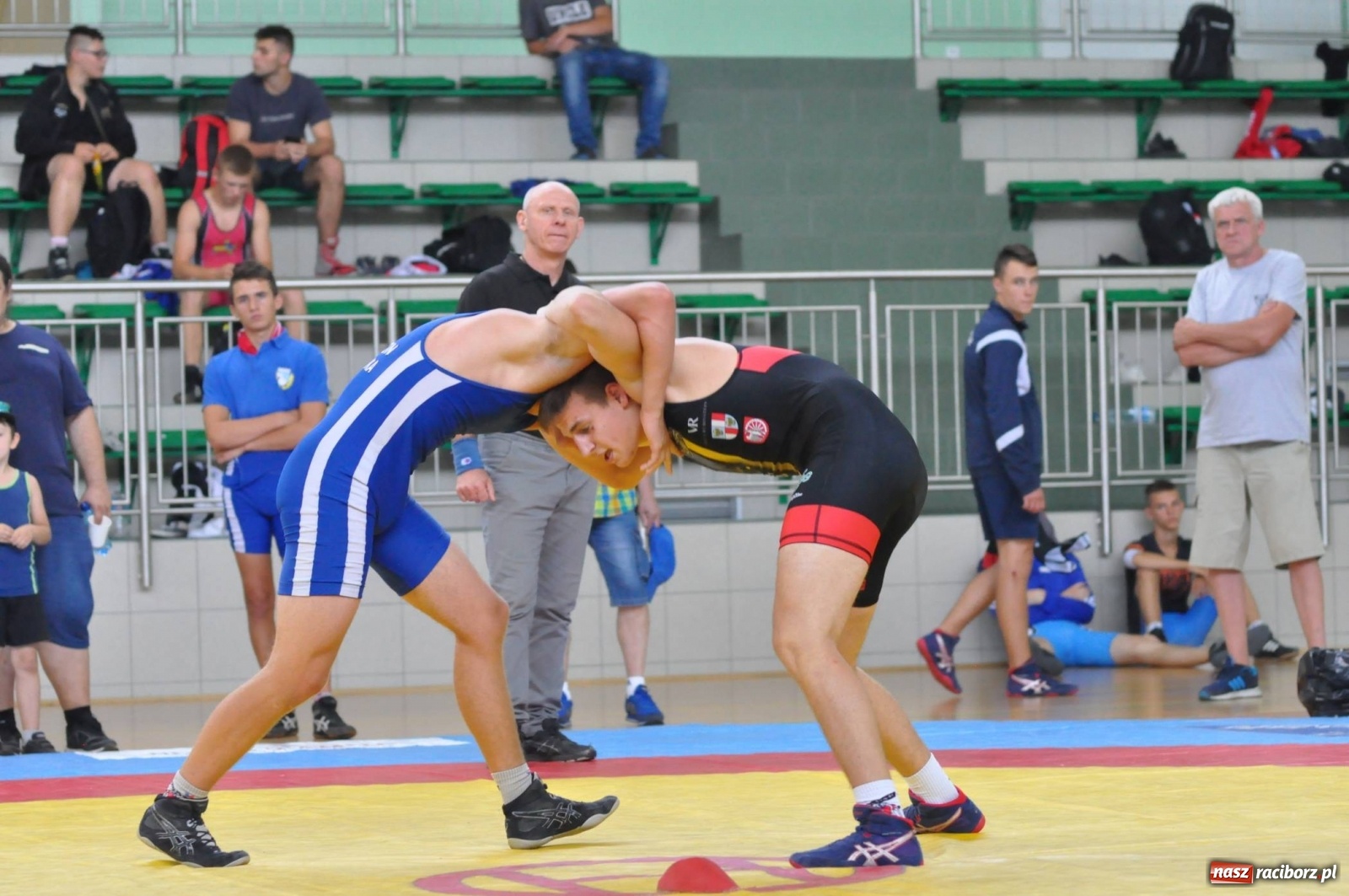 Zdjęcie w galerii na portalu naszraciborz.pl: W Arenie Rafako trwają Mistrzostwa Polski w zapasach wiadomości z regionu