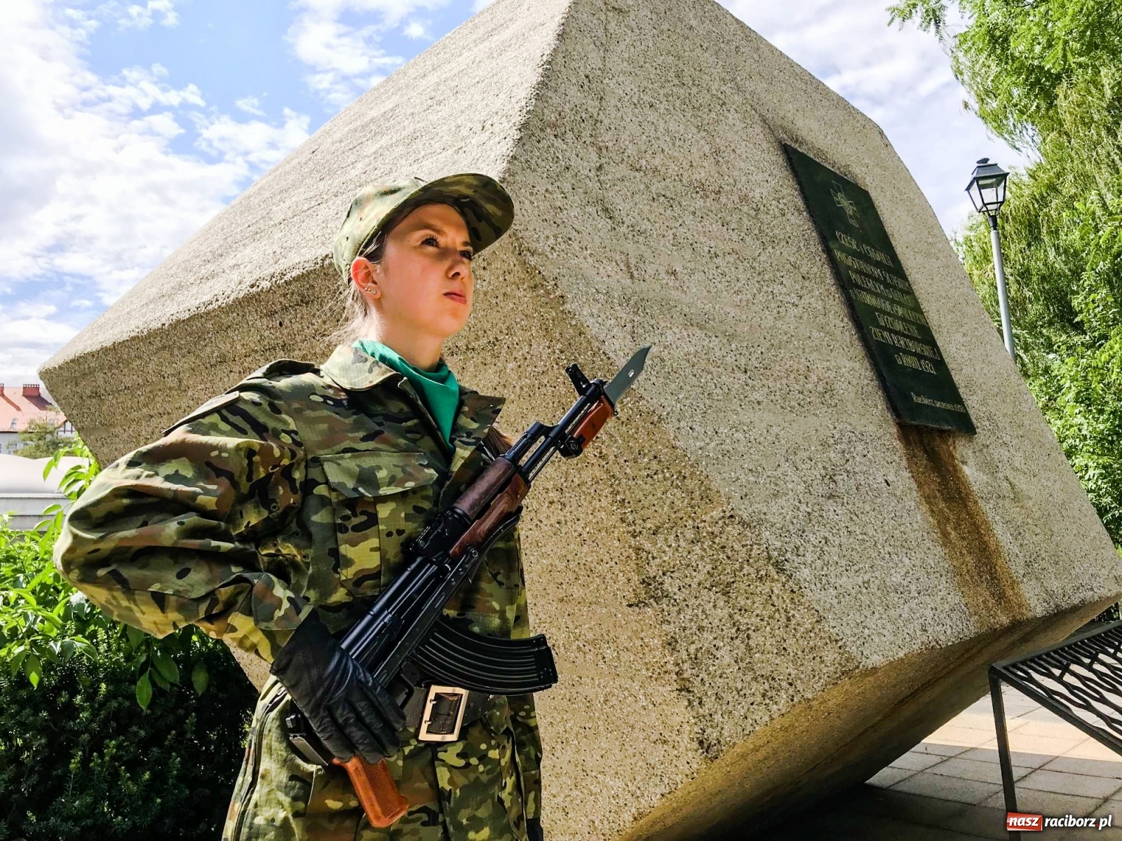 Zdjęcie w galerii na portalu naszraciborz.pl: Pogranicznicy ślubowali pod Pomnikiem Powstańców Śląskich [FOTO i WIDEO] wiadomości z regionu