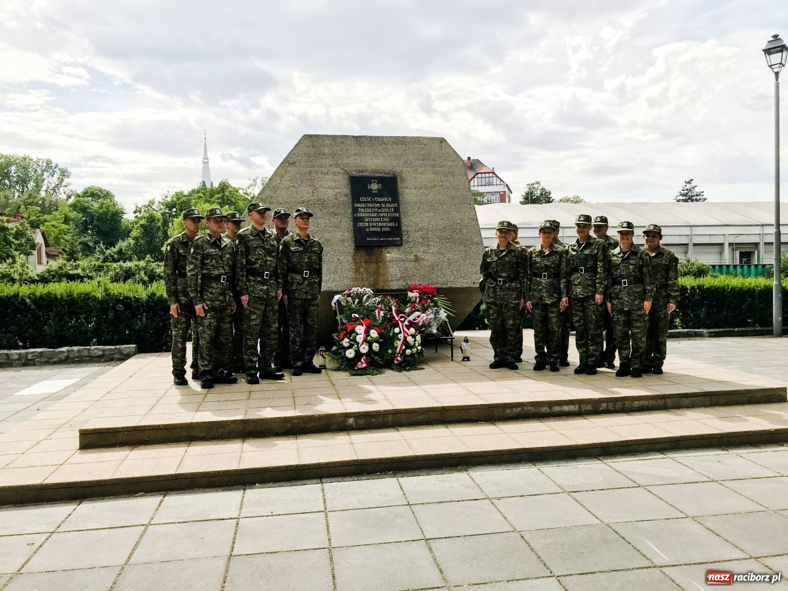 Zdjęcie w galerii na portalu naszraciborz.pl: Pogranicznicy ślubowali pod Pomnikiem Powstańców Śląskich [FOTO i WIDEO] wiadomości z regionu