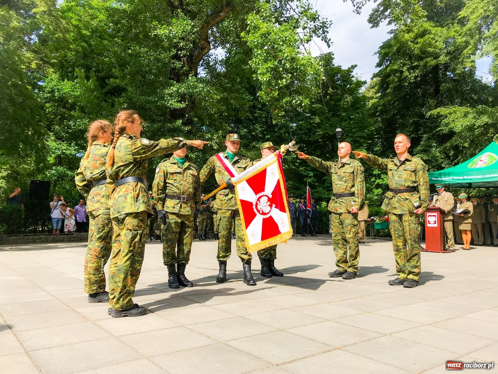 Zdjęcie w galerii na portalu naszraciborz.pl: Pogranicznicy ślubowali pod Pomnikiem Powstańców Śląskich [FOTO i WIDEO] wiadomości z regionu