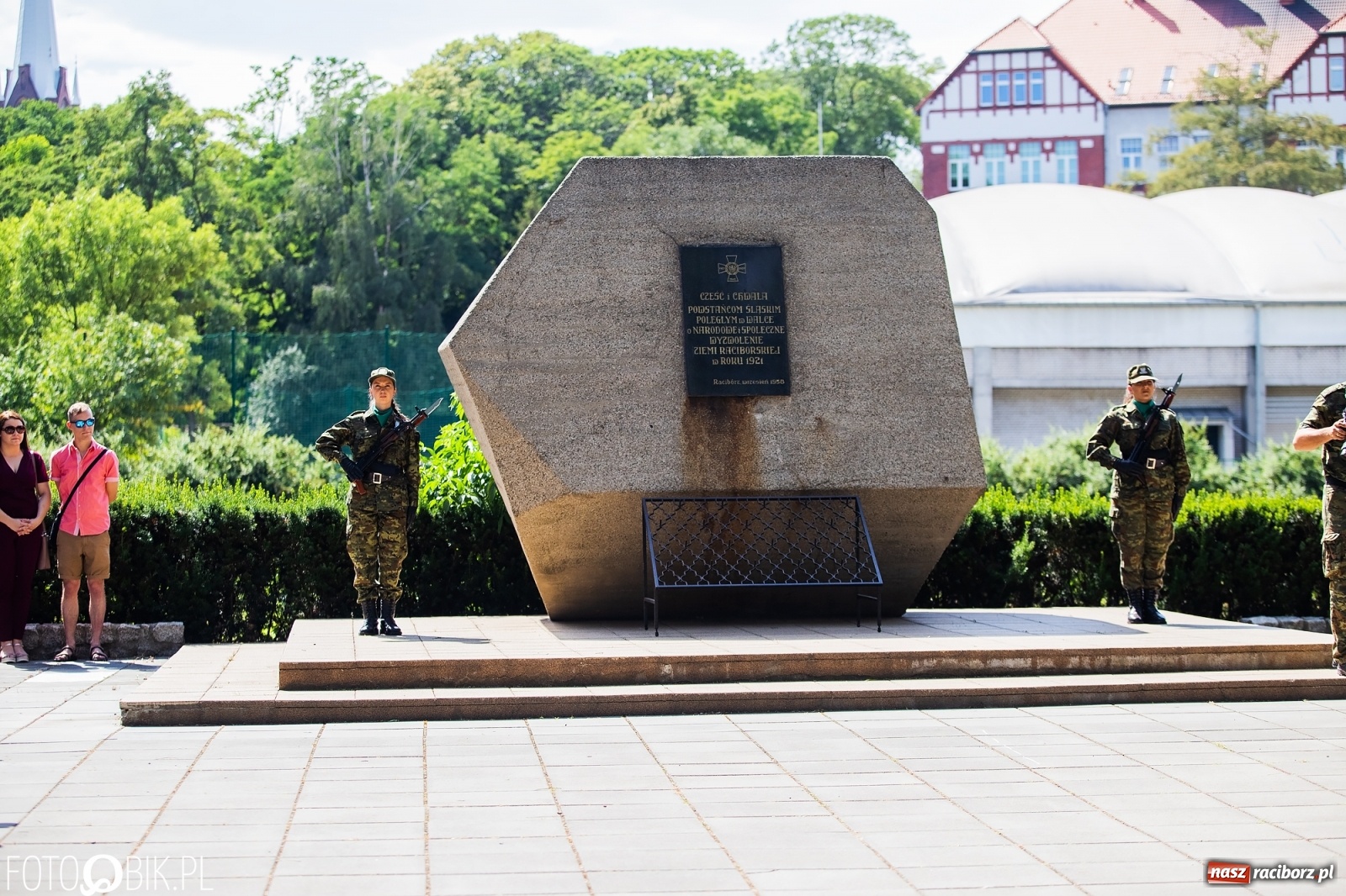 Zdjęcie w galerii na portalu naszraciborz.pl: Pogranicznicy ślubowali pod Pomnikiem Powstańców Śląskich [FOTO i WIDEO] wiadomości z regionu