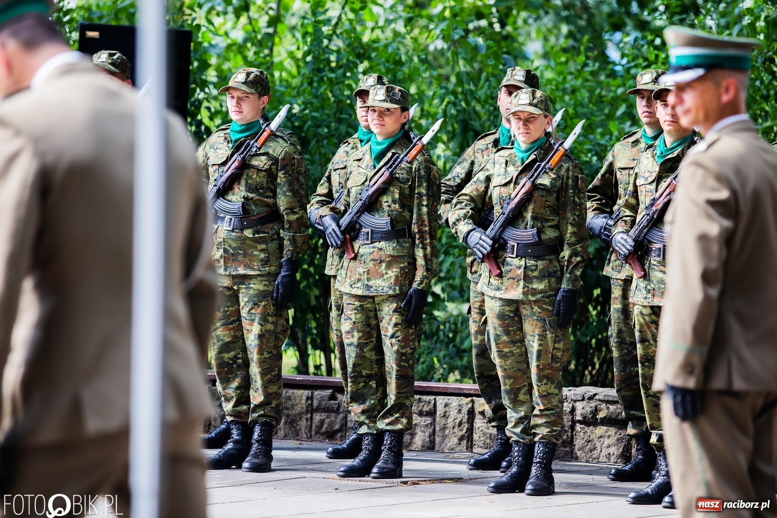 Zdjęcie w galerii na portalu naszraciborz.pl: Pogranicznicy ślubowali pod Pomnikiem Powstańców Śląskich [FOTO i WIDEO] wiadomości z regionu