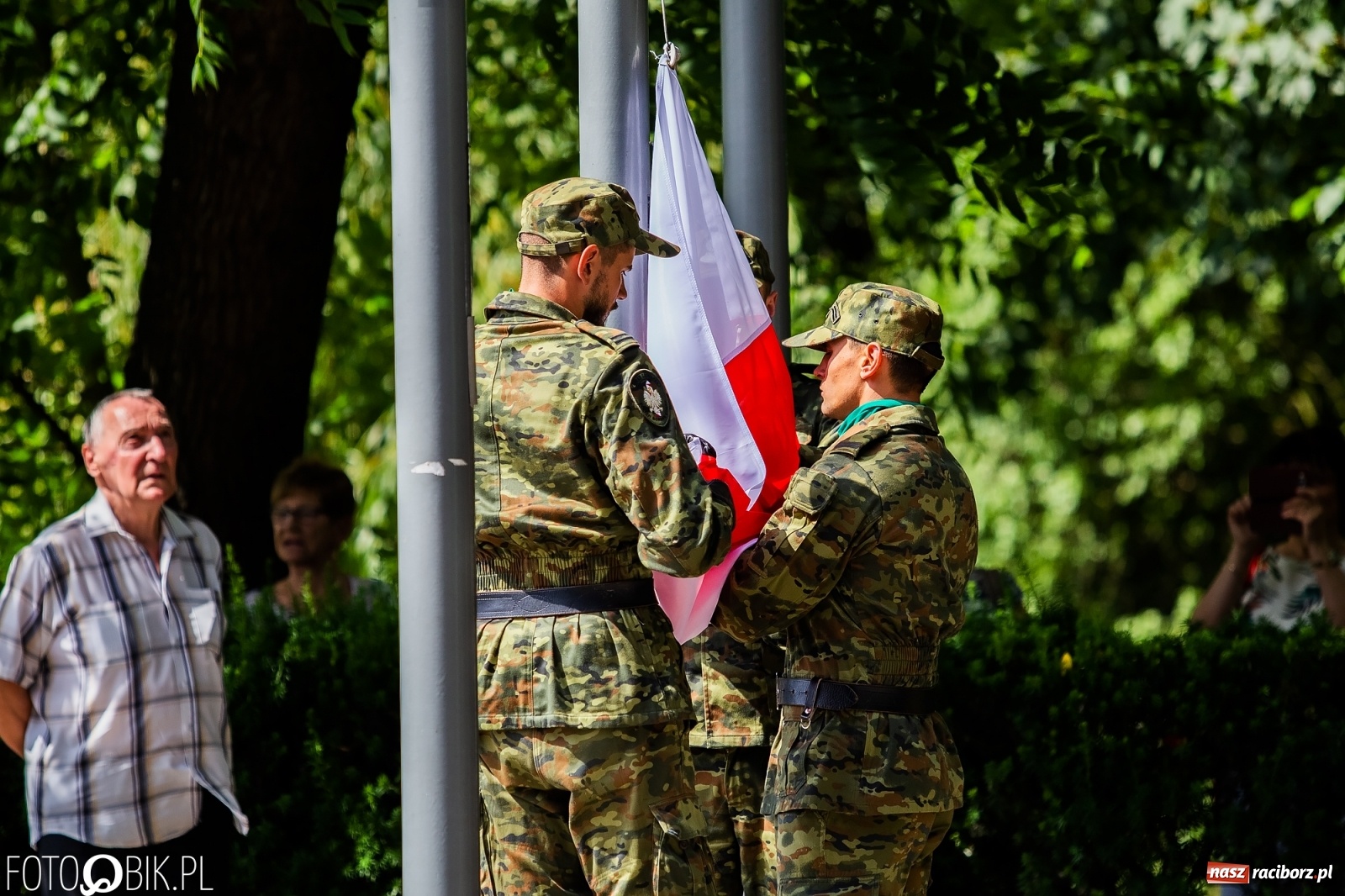 Zdjęcie w galerii na portalu naszraciborz.pl: Pogranicznicy ślubowali pod Pomnikiem Powstańców Śląskich [FOTO i WIDEO] wiadomości z regionu