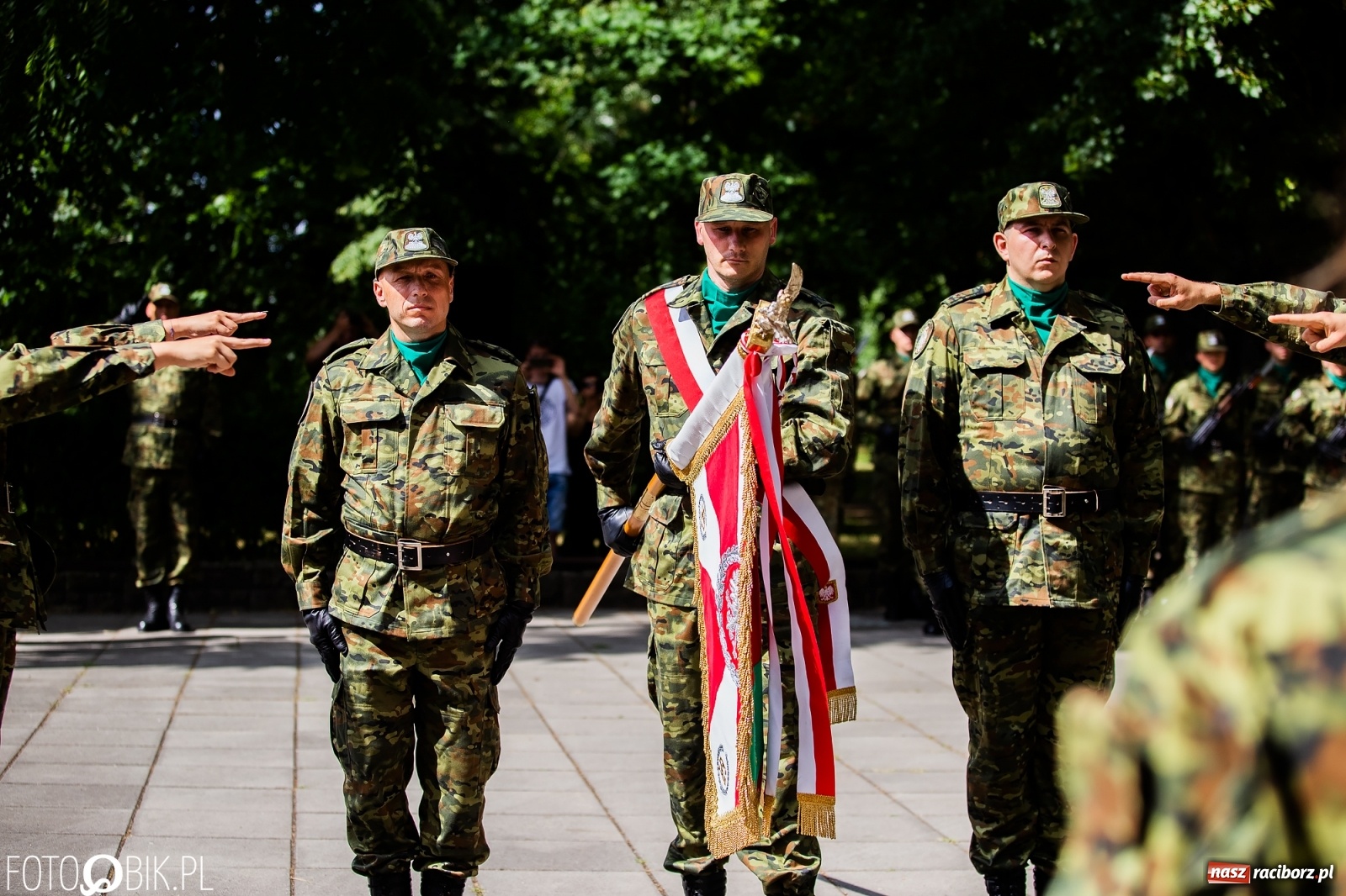 Zdjęcie w galerii na portalu naszraciborz.pl: Pogranicznicy ślubowali pod Pomnikiem Powstańców Śląskich [FOTO i WIDEO] wiadomości z regionu