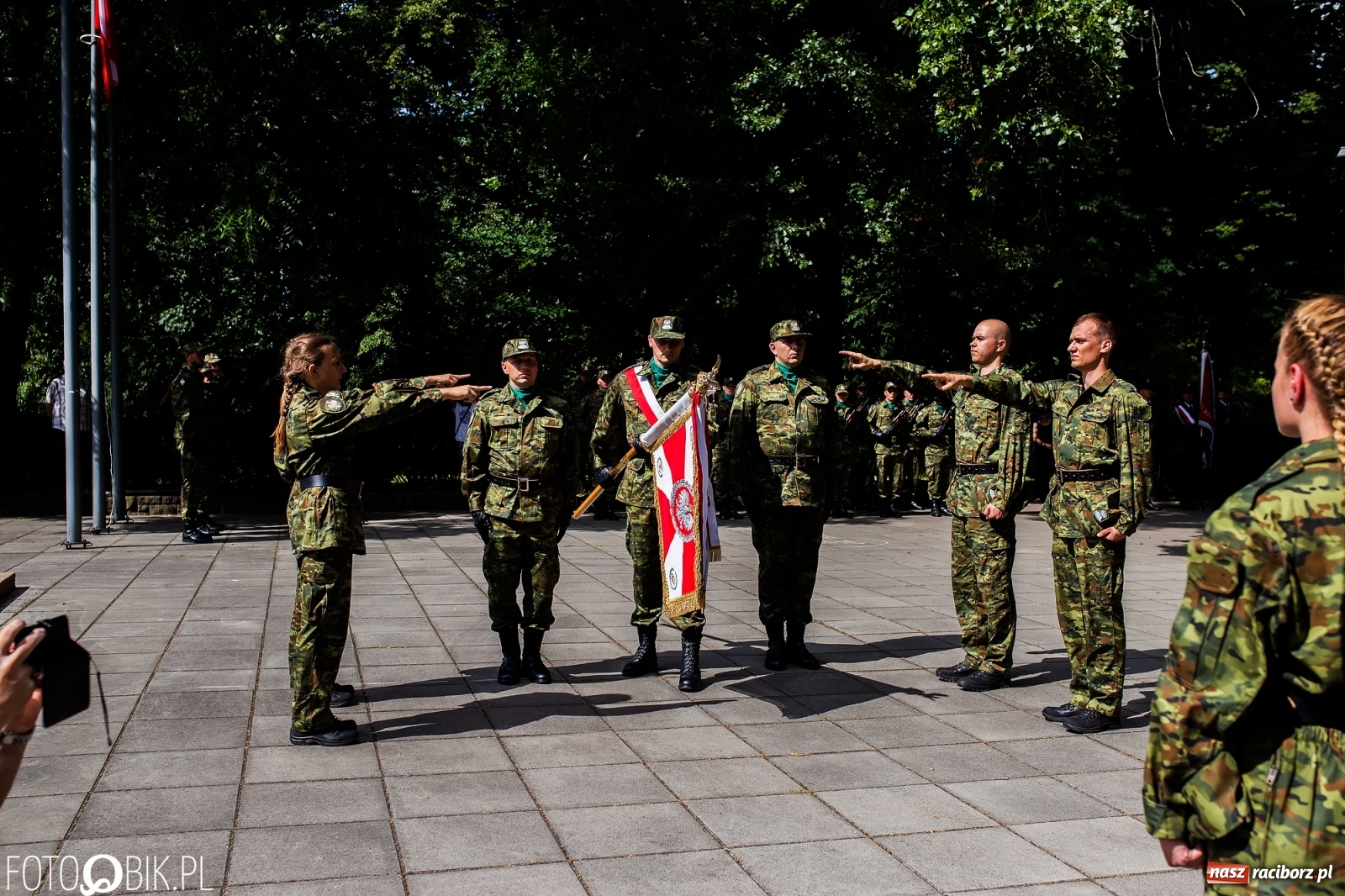 Zdjęcie w galerii na portalu naszraciborz.pl: Pogranicznicy ślubowali pod Pomnikiem Powstańców Śląskich [FOTO i WIDEO] wiadomości z regionu