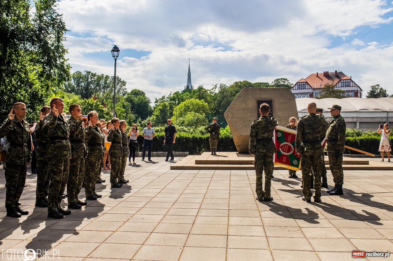 Zdjęcie w galerii na portalu naszraciborz.pl: Pogranicznicy ślubowali pod Pomnikiem Powstańców Śląskich [FOTO i WIDEO] wiadomości z regionu