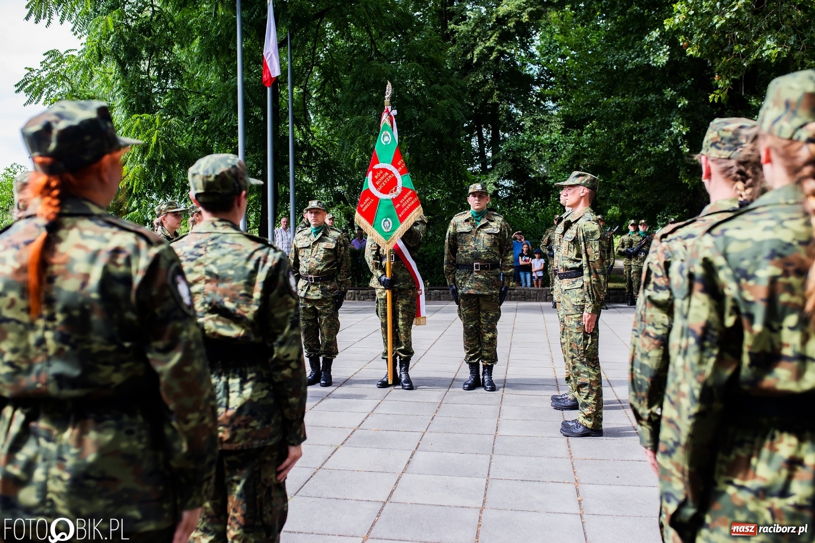 Zdjęcie w galerii na portalu naszraciborz.pl: Pogranicznicy ślubowali pod Pomnikiem Powstańców Śląskich [FOTO i WIDEO] wiadomości z regionu