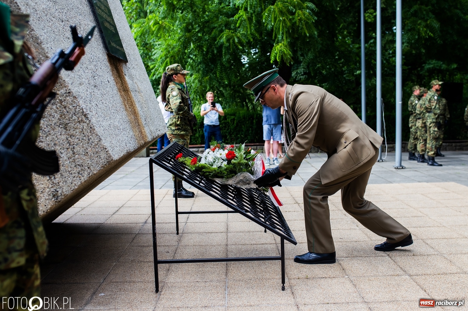 Zdjęcie w galerii na portalu naszraciborz.pl: Pogranicznicy ślubowali pod Pomnikiem Powstańców Śląskich [FOTO i WIDEO] wiadomości z regionu
