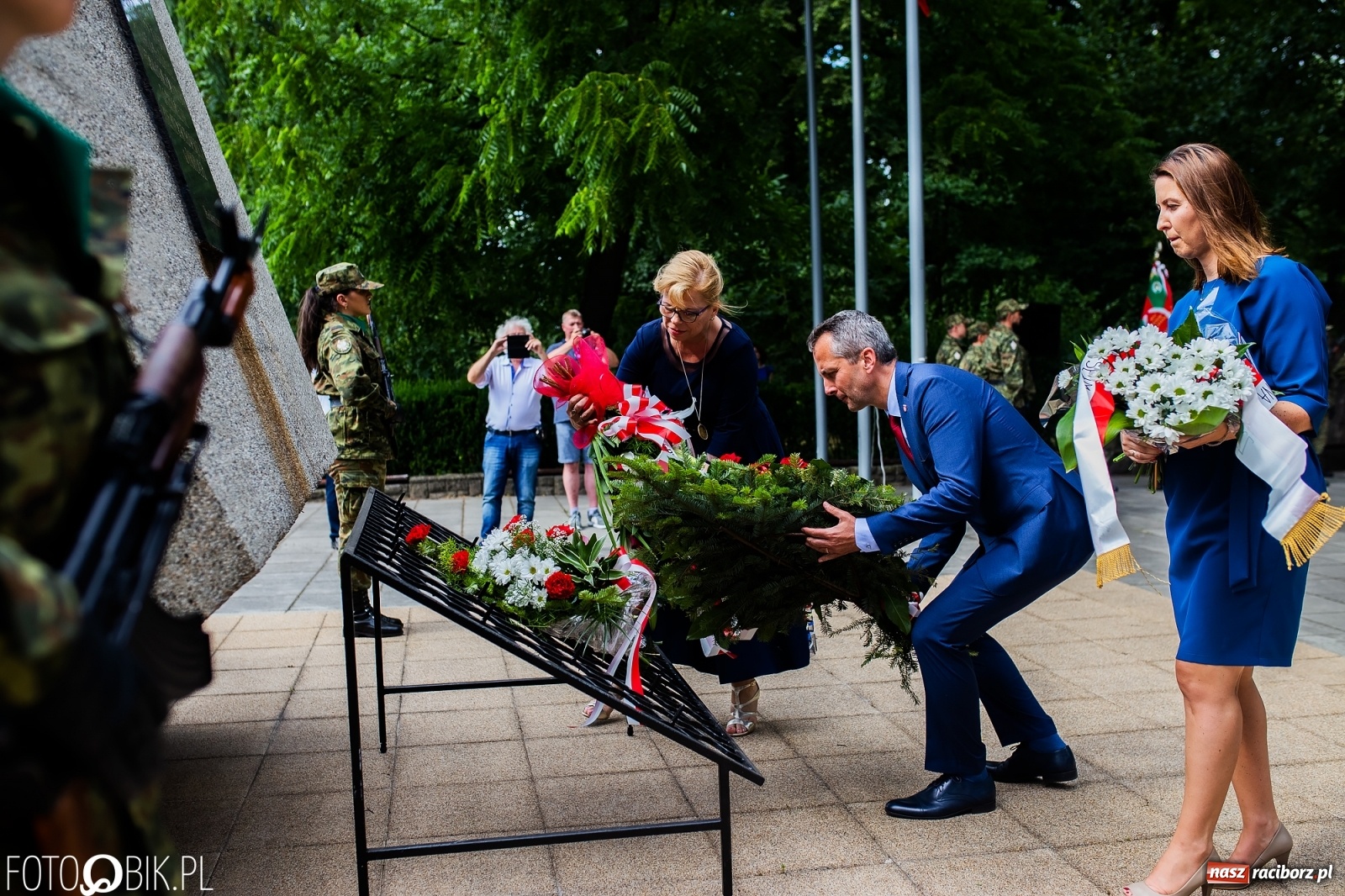 Zdjęcie w galerii na portalu naszraciborz.pl: Pogranicznicy ślubowali pod Pomnikiem Powstańców Śląskich [FOTO i WIDEO] wiadomości z regionu