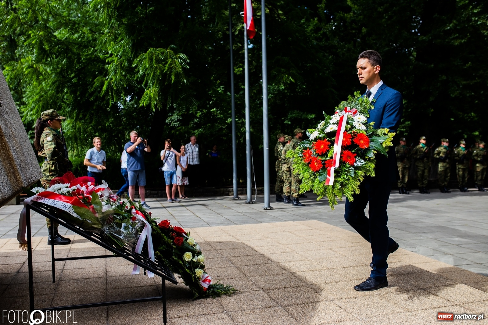 Zdjęcie w galerii na portalu naszraciborz.pl: Pogranicznicy ślubowali pod Pomnikiem Powstańców Śląskich [FOTO i WIDEO] wiadomości z regionu