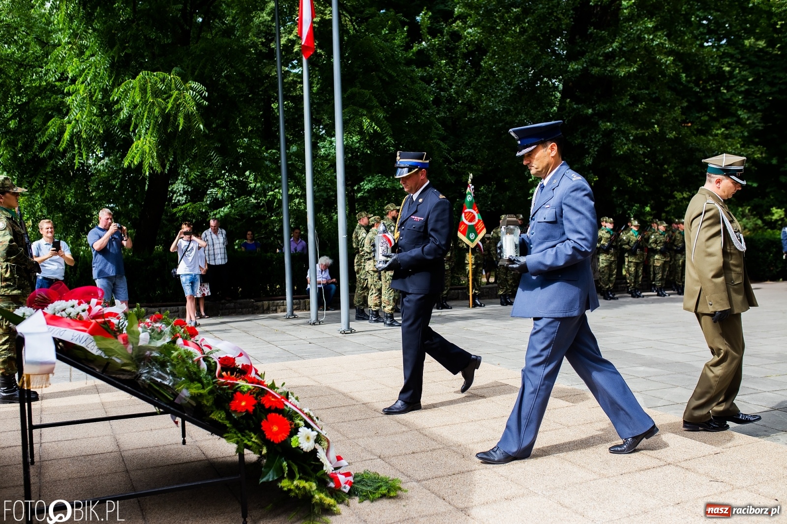 Zdjęcie w galerii na portalu naszraciborz.pl: Pogranicznicy ślubowali pod Pomnikiem Powstańców Śląskich [FOTO i WIDEO] wiadomości z regionu