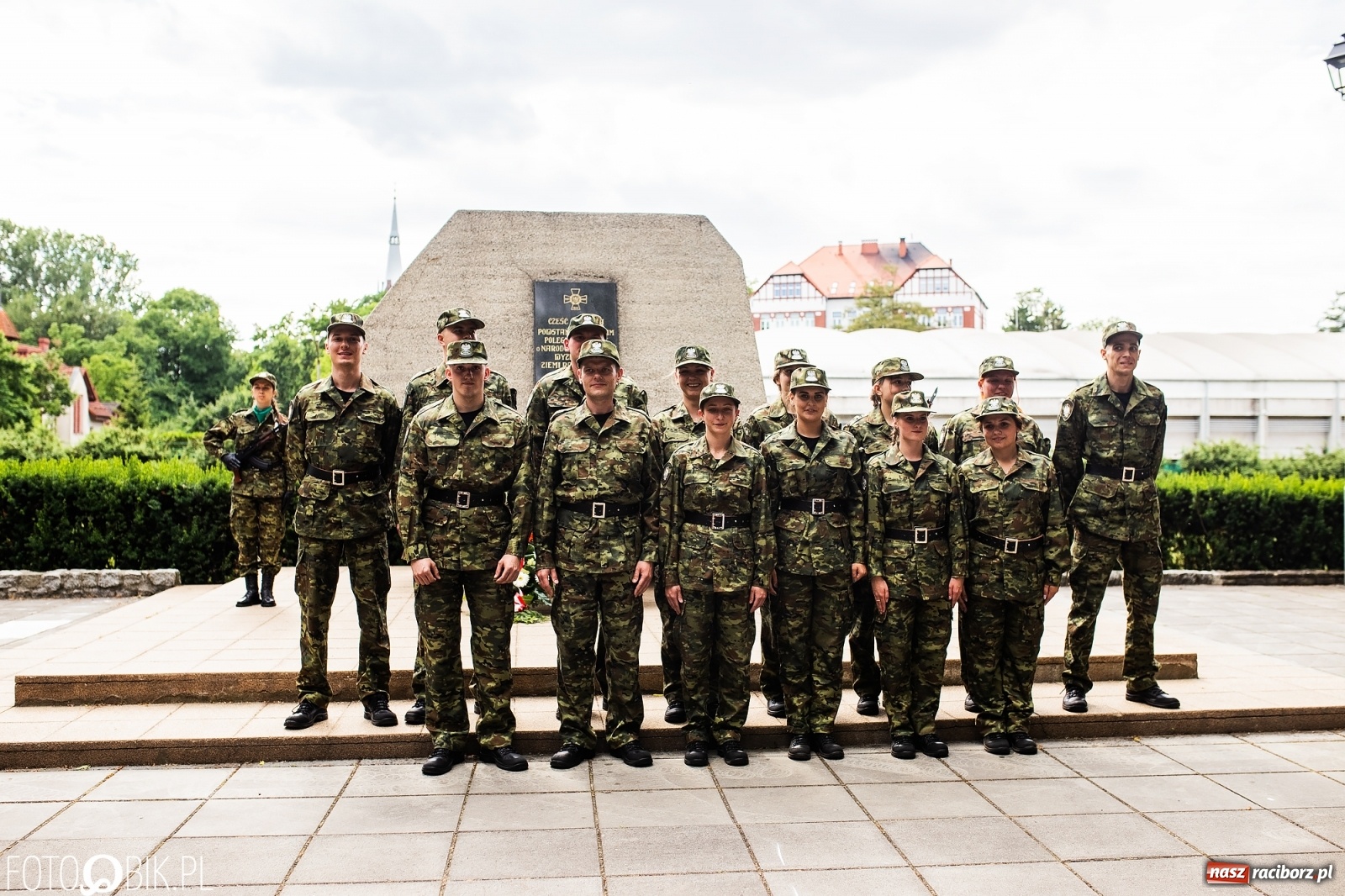 Zdjęcie w galerii na portalu naszraciborz.pl: Pogranicznicy ślubowali pod Pomnikiem Powstańców Śląskich [FOTO i WIDEO] wiadomości z regionu