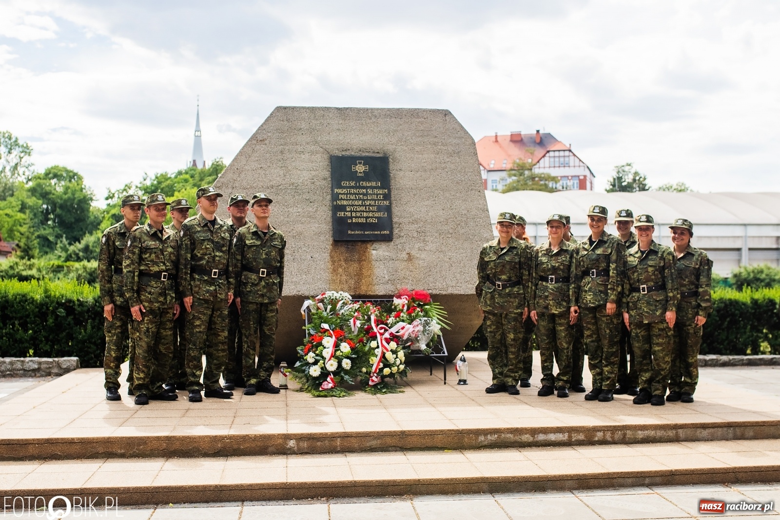 Zdjęcie w galerii na portalu naszraciborz.pl: Pogranicznicy ślubowali pod Pomnikiem Powstańców Śląskich [FOTO i WIDEO] wiadomości z regionu