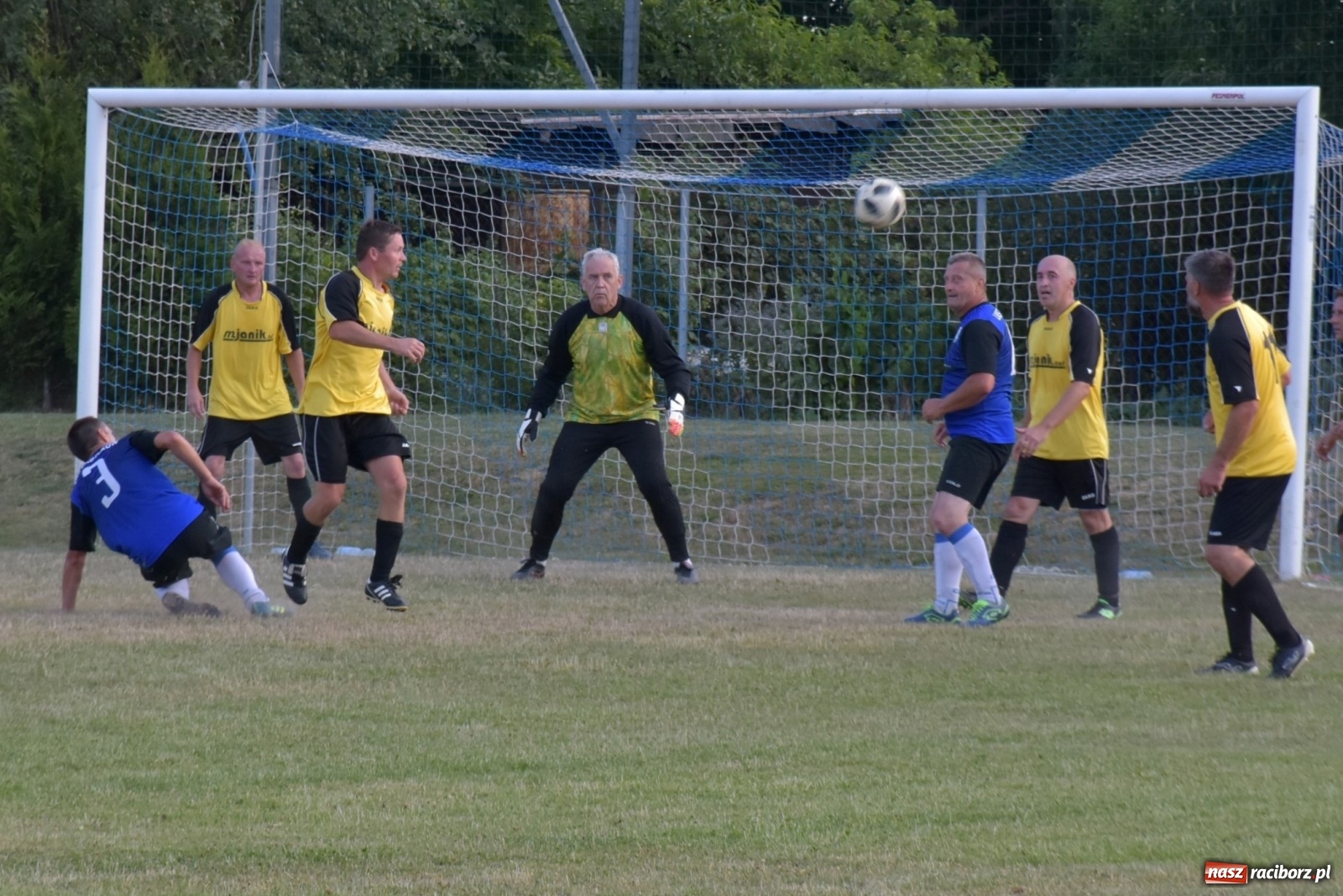 Zdjęcie w galerii na portalu naszraciborz.pl: Oldboje zagrali o Puchar Wójta Krzyżanowic [FOTO] wiadomości z regionu