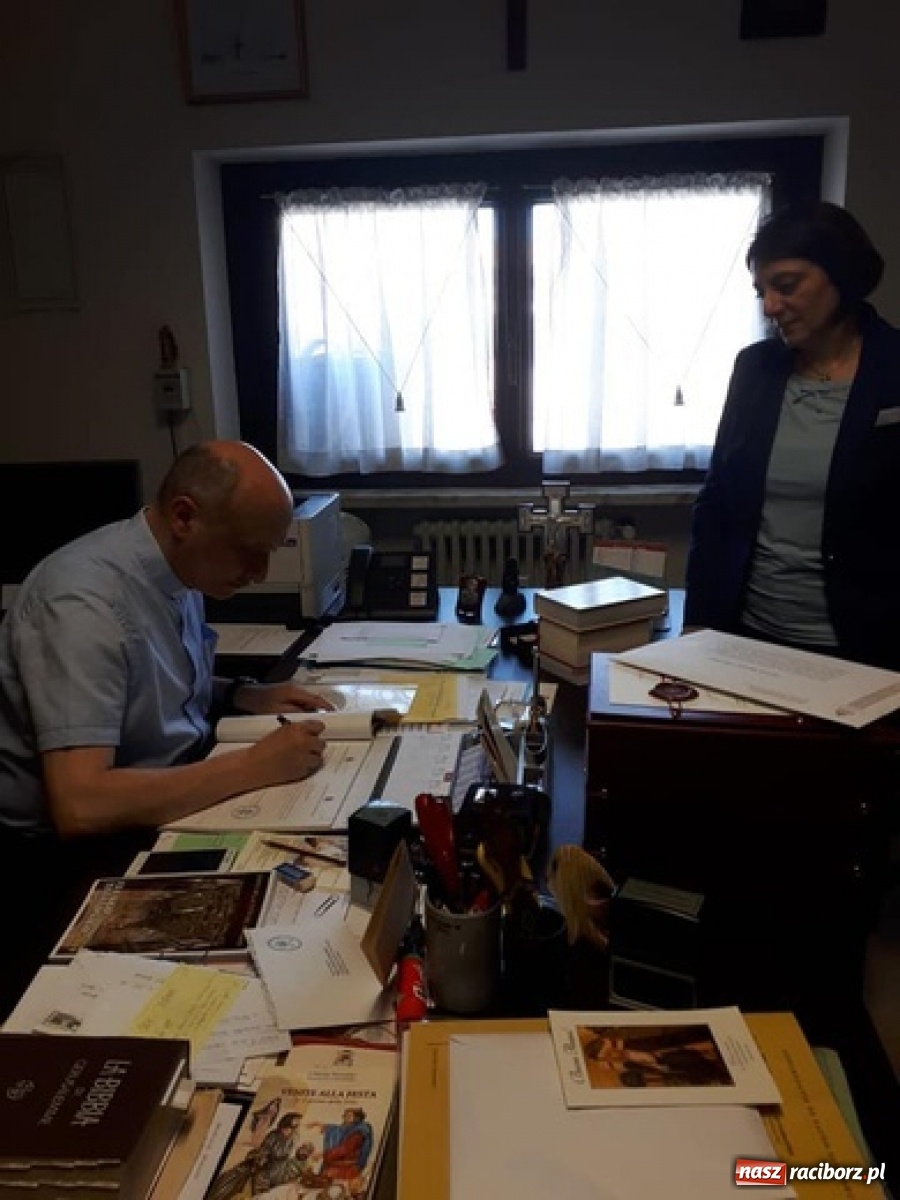 Zdjęcie w galerii na portalu naszraciborz.pl: Akta procesu beatyfikacyjnego świątobliwej Dulcissimy trafiły do Watykanu  wiadomości z regionu