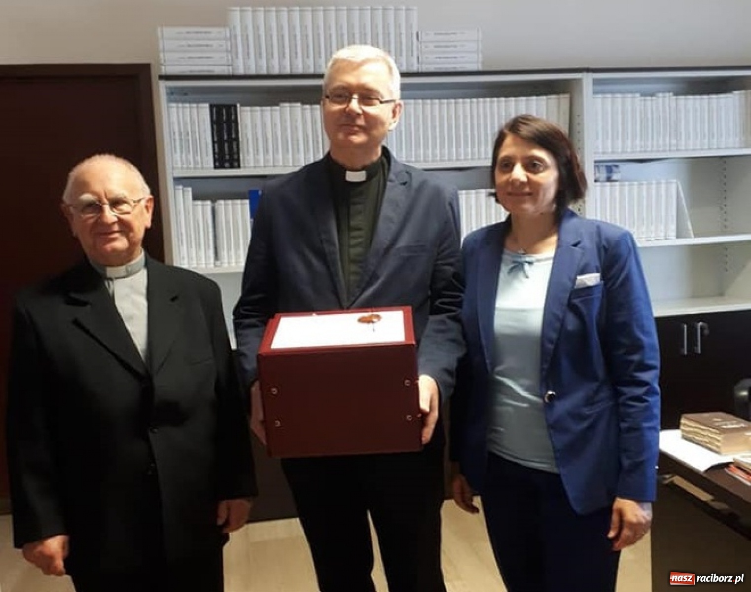 Zdjęcie w galerii na portalu naszraciborz.pl: Akta procesu beatyfikacyjnego świątobliwej Dulcissimy trafiły do Watykanu  wiadomości z regionu