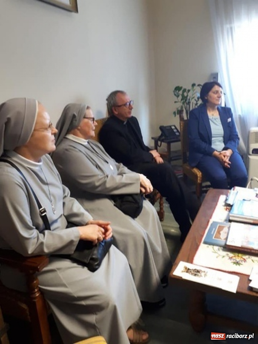 Zdjęcie w galerii na portalu naszraciborz.pl: Akta procesu beatyfikacyjnego świątobliwej Dulcissimy trafiły do Watykanu  wiadomości z regionu