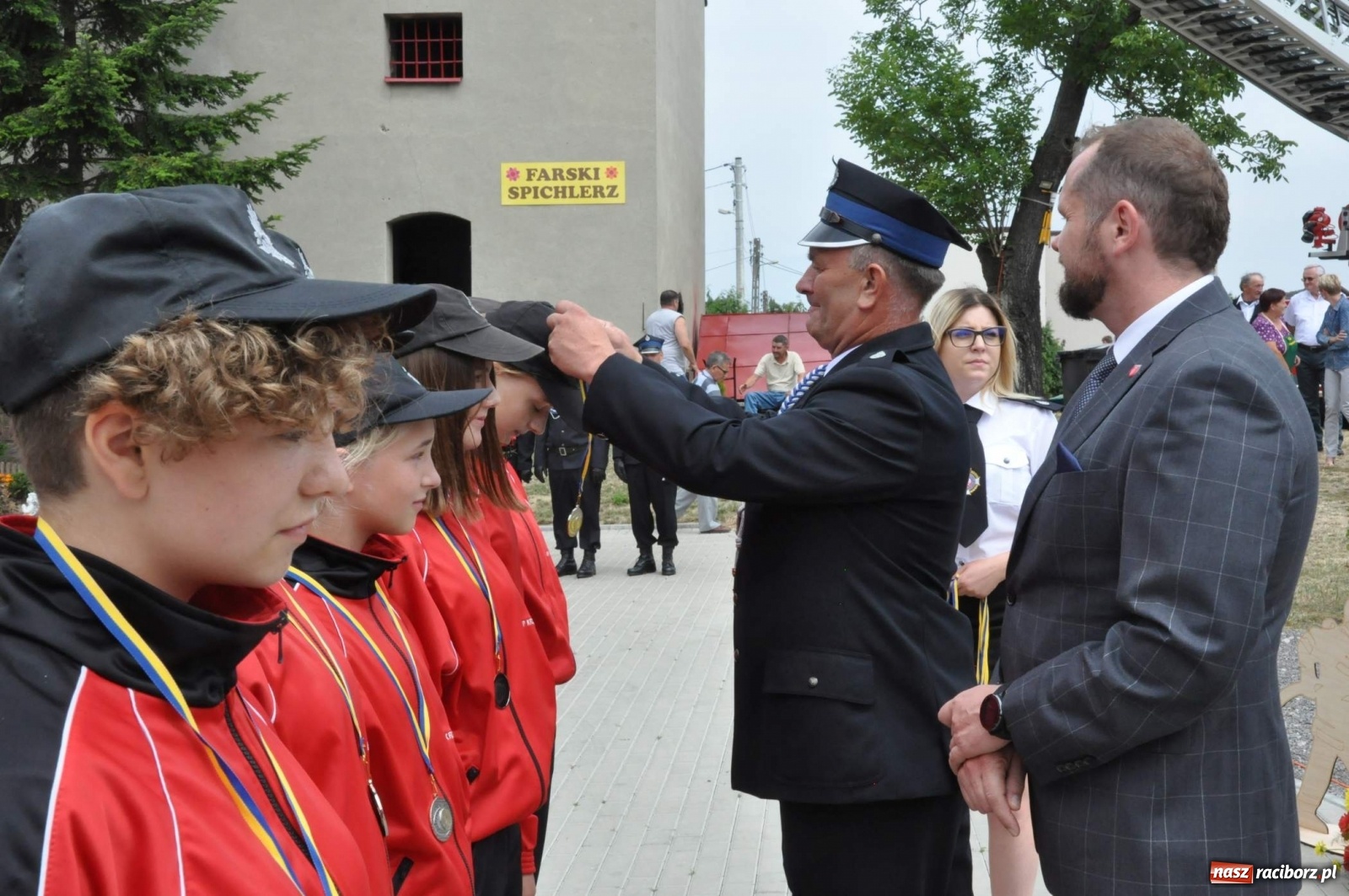 Zdjęcie w galerii na portalu naszraciborz.pl: Radość, łzy i wzruszenie. Strażacy z Krzanowic świętowali 130-lecie i żegnali swojego kapelana [FOTO i WIDEO] wiadomości z regionu
