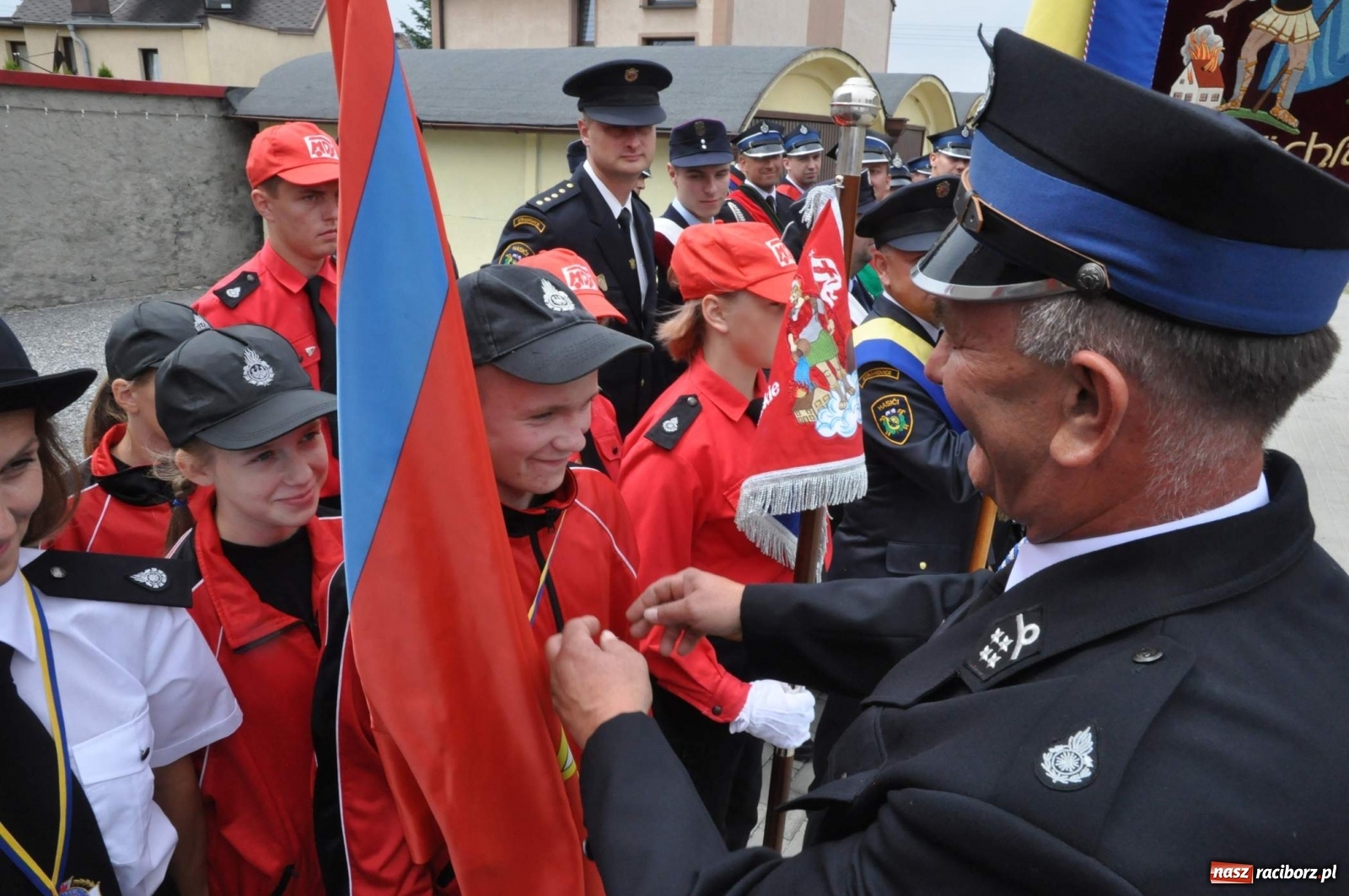 Zdjęcie w galerii na portalu naszraciborz.pl: Radość, łzy i wzruszenie. Strażacy z Krzanowic świętowali 130-lecie i żegnali swojego kapelana [FOTO i WIDEO] wiadomości z regionu