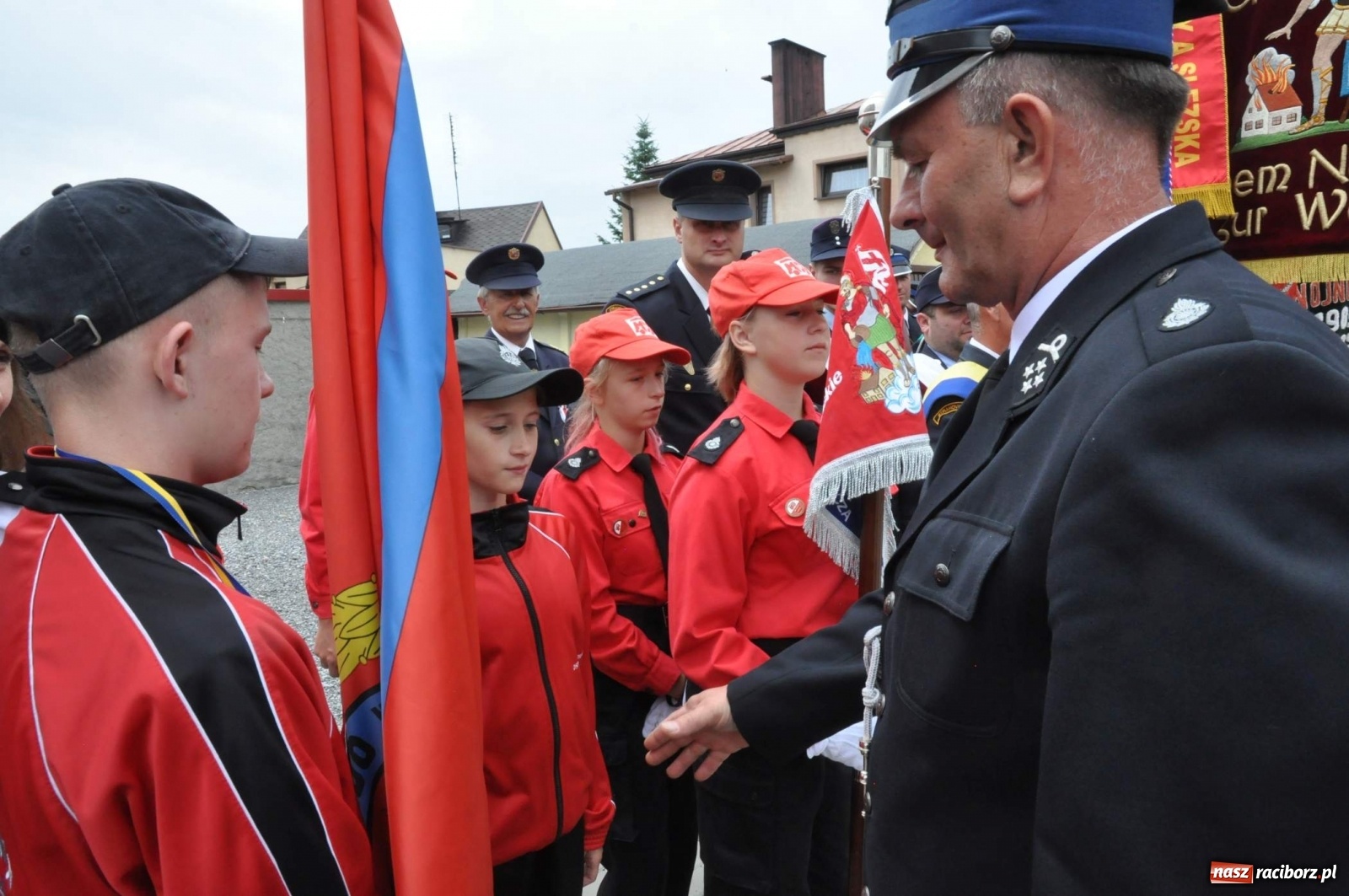 Zdjęcie w galerii na portalu naszraciborz.pl: Radość, łzy i wzruszenie. Strażacy z Krzanowic świętowali 130-lecie i żegnali swojego kapelana [FOTO i WIDEO] wiadomości z regionu
