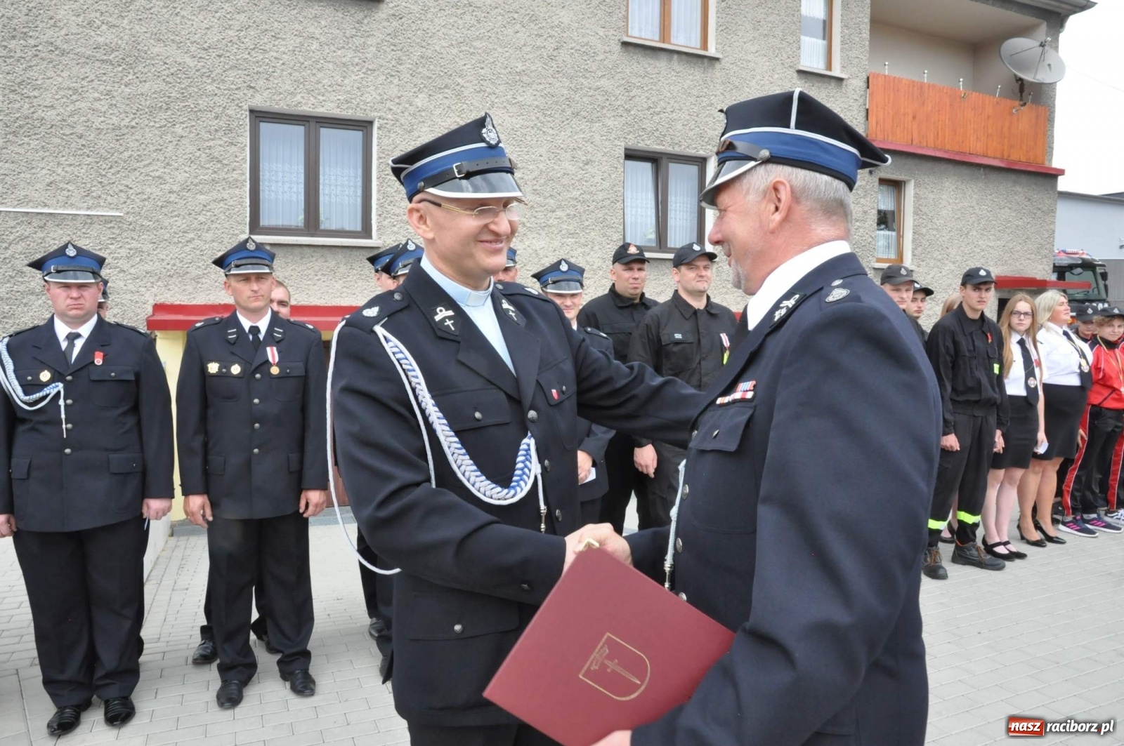 Zdjęcie w galerii na portalu naszraciborz.pl: Radość, łzy i wzruszenie. Strażacy z Krzanowic świętowali 130-lecie i żegnali swojego kapelana [FOTO i WIDEO] wiadomości z regionu