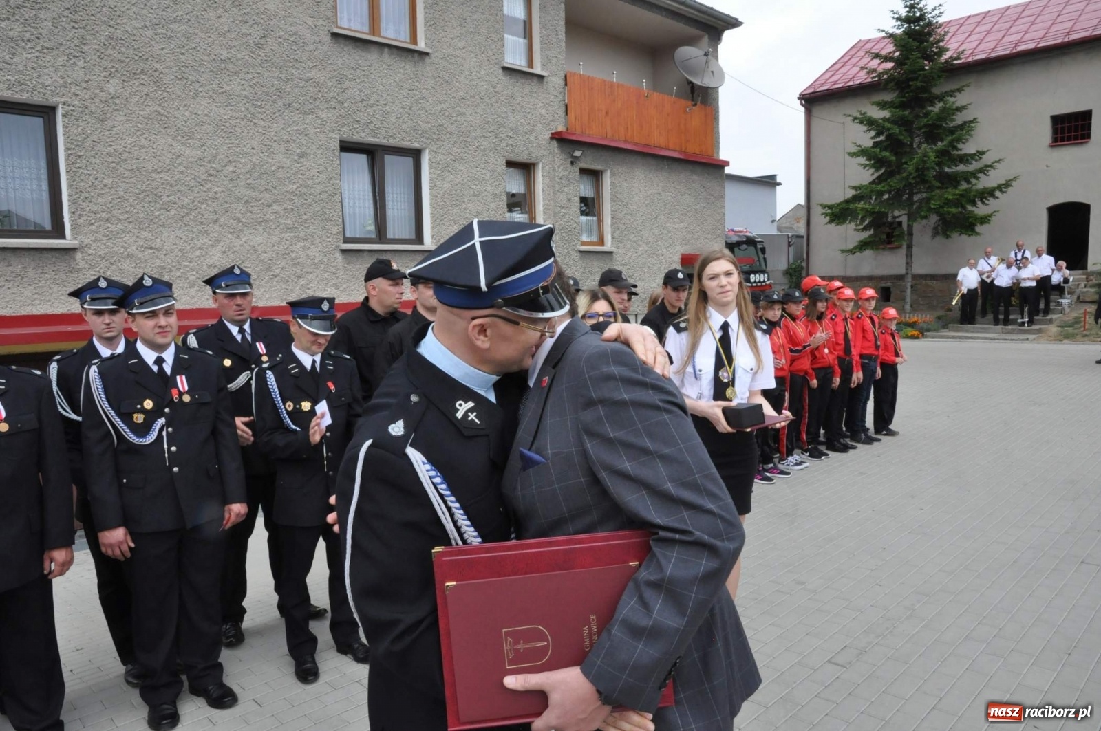 Zdjęcie w galerii na portalu naszraciborz.pl: Radość, łzy i wzruszenie. Strażacy z Krzanowic świętowali 130-lecie i żegnali swojego kapelana [FOTO i WIDEO] wiadomości z regionu