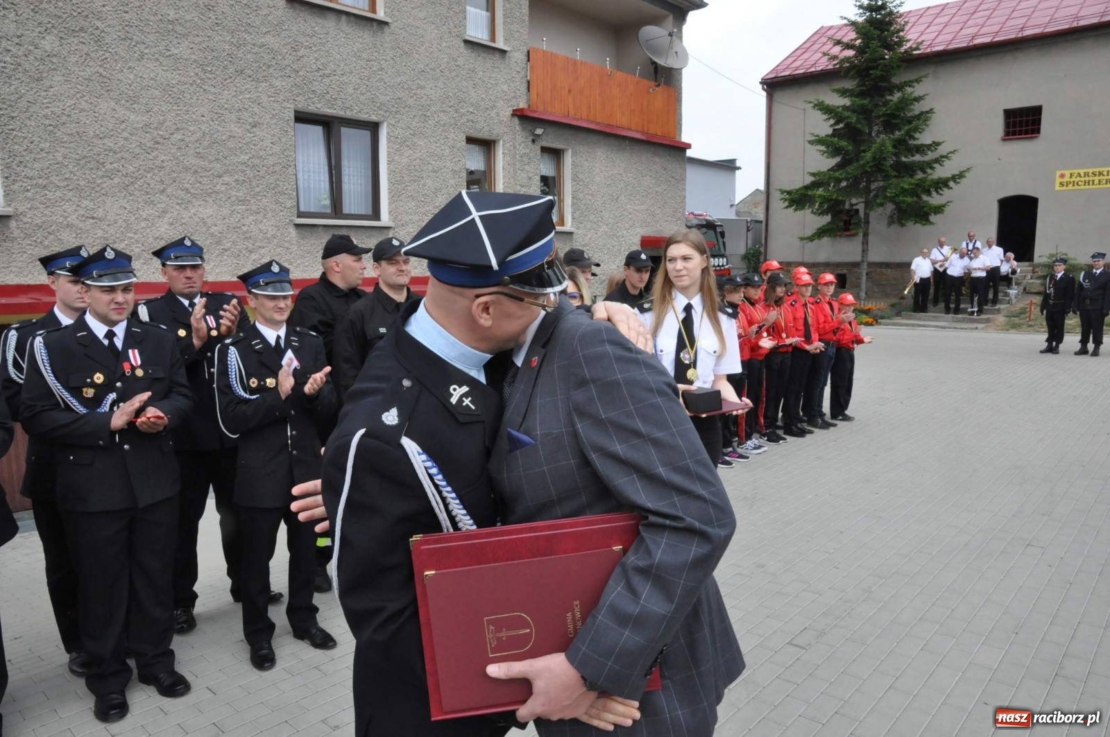 Zdjęcie w galerii na portalu naszraciborz.pl: Radość, łzy i wzruszenie. Strażacy z Krzanowic świętowali 130-lecie i żegnali swojego kapelana [FOTO i WIDEO] wiadomości z regionu