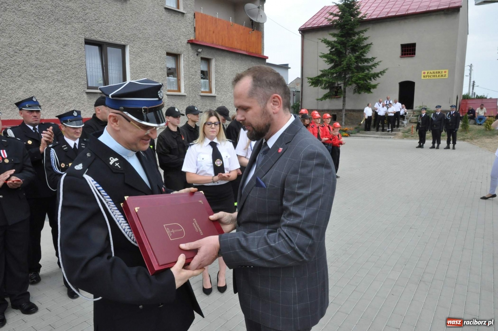 Zdjęcie w galerii na portalu naszraciborz.pl: Radość, łzy i wzruszenie. Strażacy z Krzanowic świętowali 130-lecie i żegnali swojego kapelana [FOTO i WIDEO] wiadomości z regionu