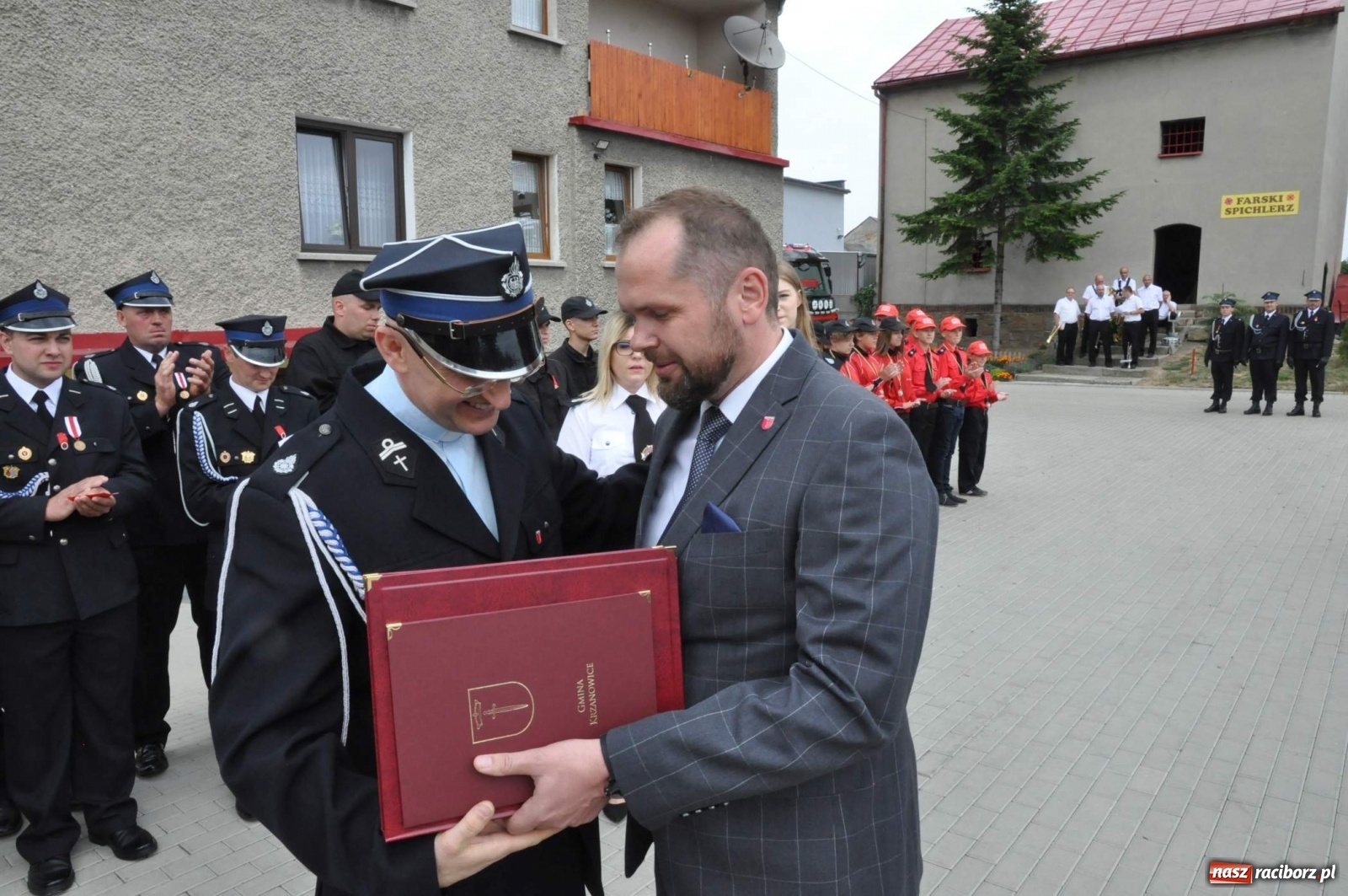 Zdjęcie w galerii na portalu naszraciborz.pl: Radość, łzy i wzruszenie. Strażacy z Krzanowic świętowali 130-lecie i żegnali swojego kapelana [FOTO i WIDEO] wiadomości z regionu