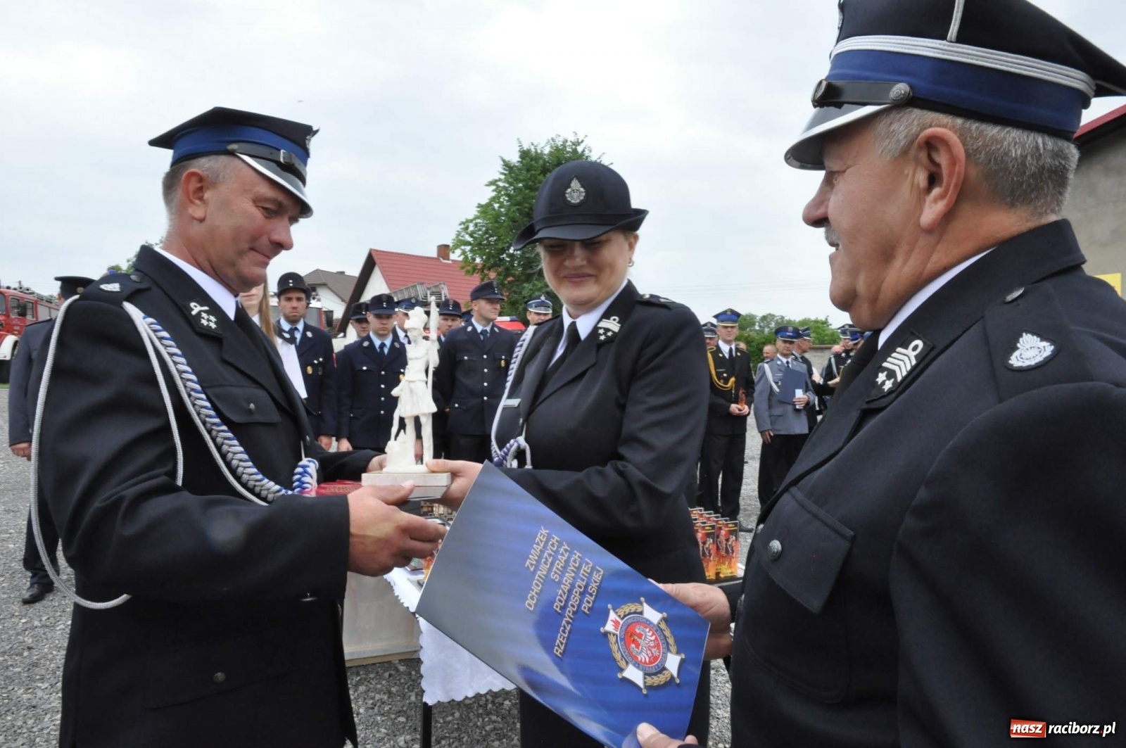 Zdjęcie w galerii na portalu naszraciborz.pl: Radość, łzy i wzruszenie. Strażacy z Krzanowic świętowali 130-lecie i żegnali swojego kapelana [FOTO i WIDEO] wiadomości z regionu