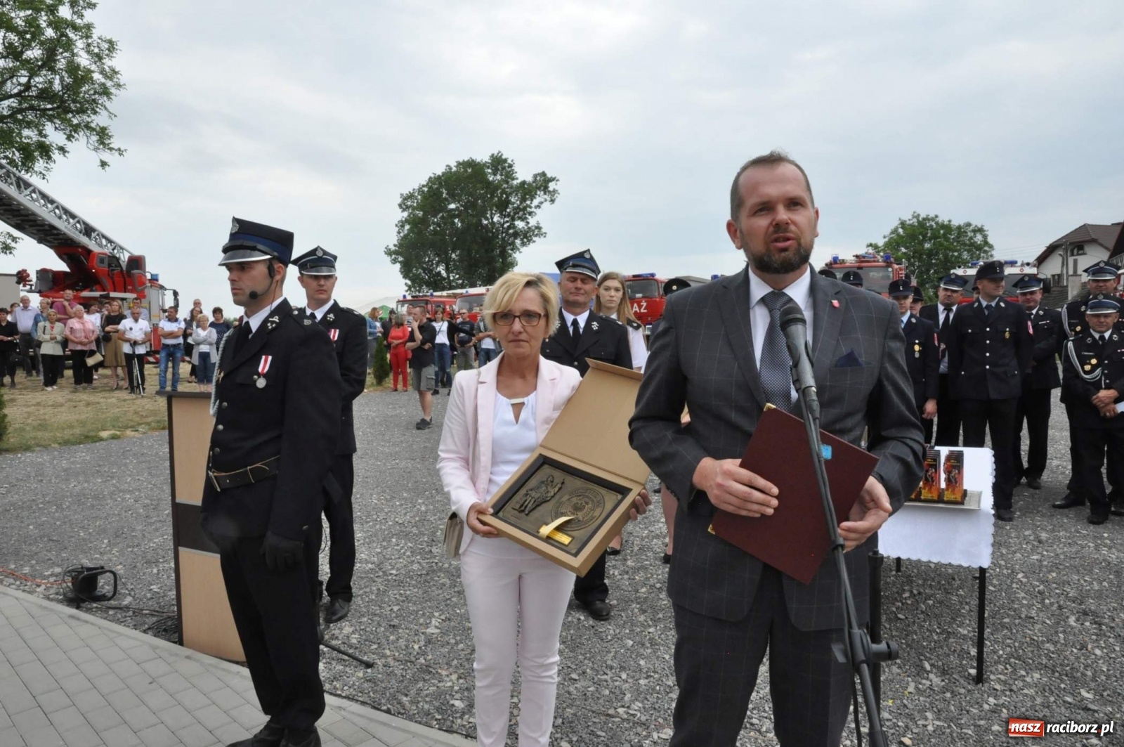 Zdjęcie w galerii na portalu naszraciborz.pl: Radość, łzy i wzruszenie. Strażacy z Krzanowic świętowali 130-lecie i żegnali swojego kapelana [FOTO i WIDEO] wiadomości z regionu